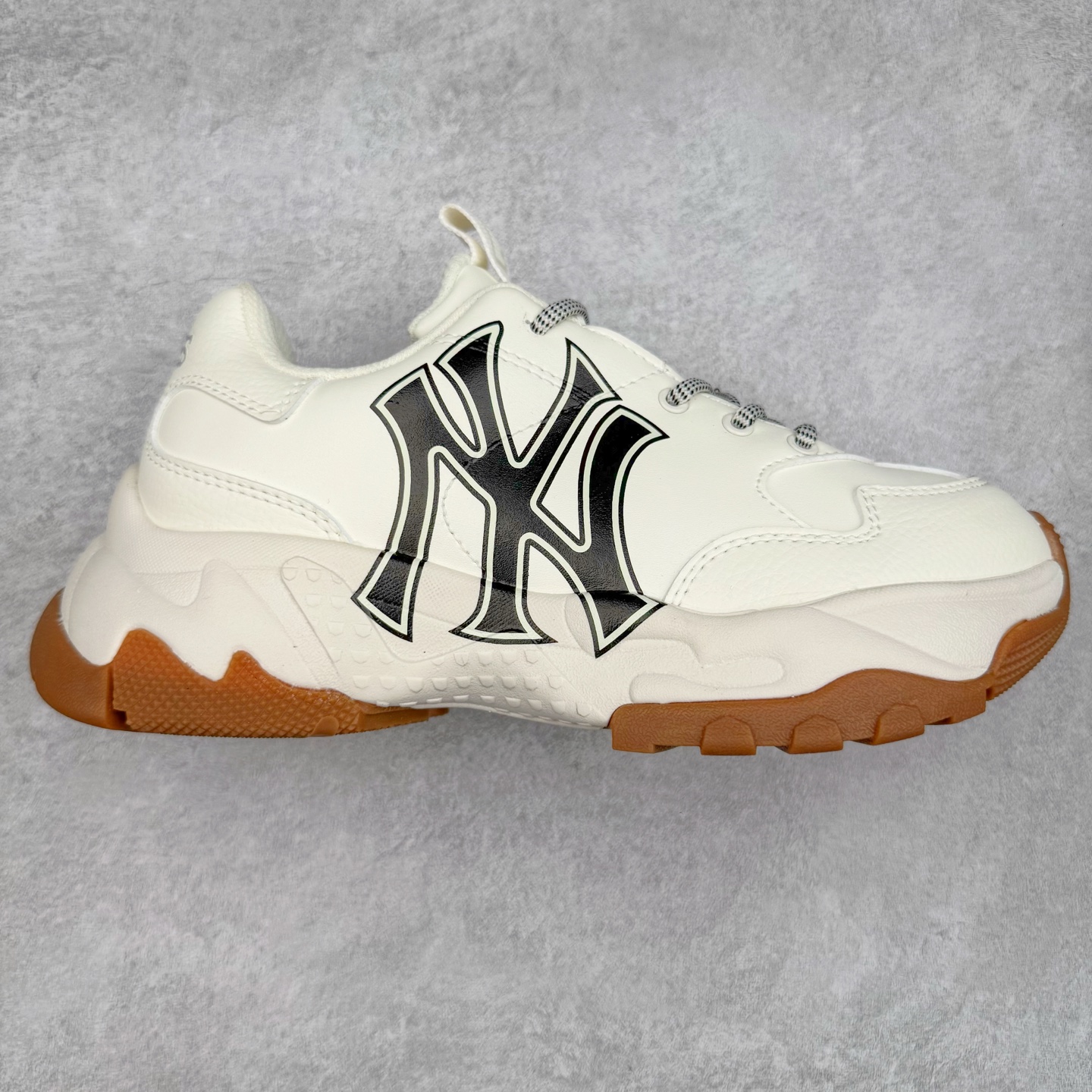 ＃特价福利 MLB BigBall Chunky纽约洋基队增高复古风印花老爹鞋 MLB是韩国F&F旗下潮流服装品牌 拥有150年历史的经典传统 是街头文化和国际生活方式的领导者 MLB拥有包括男装、女装、童装、配饰在内的全品类服饰 提供覆盖各性别、各年龄层、From Head to Toe的穿搭装备 其产品结合了韩国的时尚造型与质感 展现了运动服饰也可以兼具时尚潮流的风格 在产品设计上 MLB不仅融合了美国职业棒球大联盟的各当家球队 更结合了棒球运动中的各个元素 复古风范自信控场 复古鞋型率先勾描独特的自我态度 在经典线条与时尚元素的精彩交织下刷新街头复古运动风潮 质感十足兼备卓越的舒适透气性能迎合夏日追求的自在脚感。尺码：36 36.5 37.5 38 38.5 39 40 40.5 41 42 42.5 43 44 44.5 45-选品中心