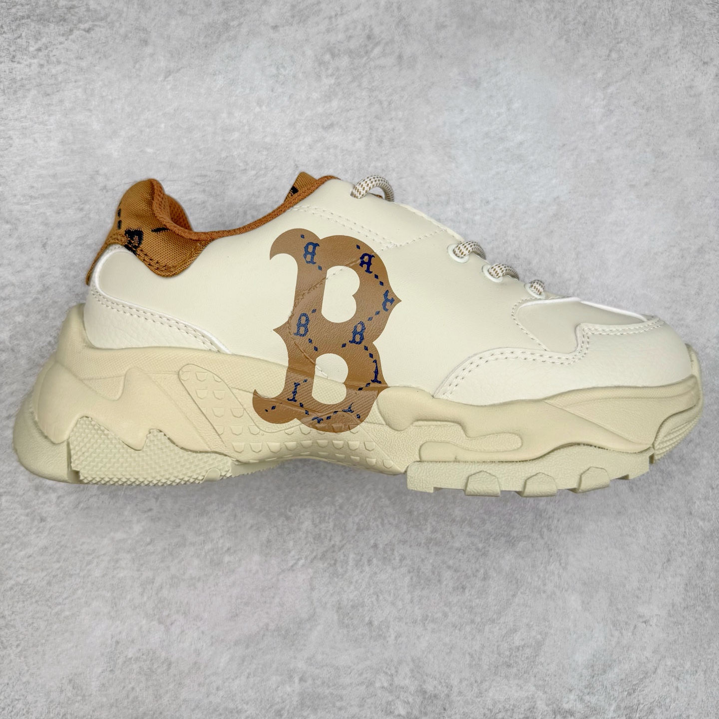 图片[4]-＃特价福利 MLB BigBall Chunky纽约洋基队增高复古风印花老爹鞋 MLB是韩国F&F旗下潮流服装品牌 拥有150年历史的经典传统 是街头文化和国际生活方式的领导者 MLB拥有包括男装、女装、童装、配饰在内的全品类服饰 提供覆盖各性别、各年龄层、From Head to Toe的穿搭装备 其产品结合了韩国的时尚造型与质感 展现了运动服饰也可以兼具时尚潮流的风格 在产品设计上 MLB不仅融合了美国职业棒球大联盟的各当家球队 更结合了棒球运动中的各个元素 复古风范自信控场 复古鞋型率先勾描独特的自我态度 在经典线条与时尚元素的精彩交织下刷新街头复古运动风潮 质感十足兼备卓越的舒适透气性能迎合夏日追求的自在脚感。尺码：36 36.5 37.5 38 38.5 39 40 40.5 41 42 42.5 43 44 44.5 45-选品中心