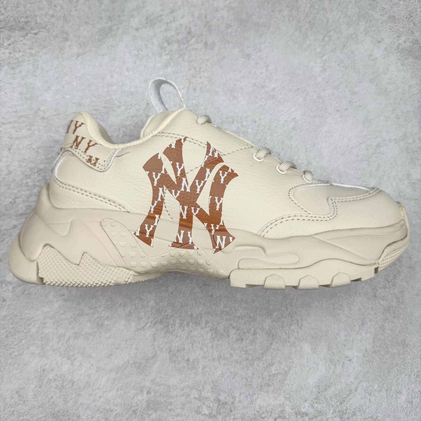 图片[2]-＃特价福利 MLB BigBall Chunky纽约洋基队增高复古风印花老爹鞋 MLB是韩国F&F旗下潮流服装品牌 拥有150年历史的经典传统 是街头文化和国际生活方式的领导者 MLB拥有包括男装、女装、童装、配饰在内的全品类服饰 提供覆盖各性别、各年龄层、From Head to Toe的穿搭装备 其产品结合了韩国的时尚造型与质感 展现了运动服饰也可以兼具时尚潮流的风格 在产品设计上 MLB不仅融合了美国职业棒球大联盟的各当家球队 更结合了棒球运动中的各个元素 复古风范自信控场 复古鞋型率先勾描独特的自我态度 在经典线条与时尚元素的精彩交织下刷新街头复古运动风潮 质感十足兼备卓越的舒适透气性能迎合夏日追求的自在脚感。尺码：36 36.5 37.5 38 38.5 39 40 40.5 41 42 42.5 43 44 44.5 45-选品中心