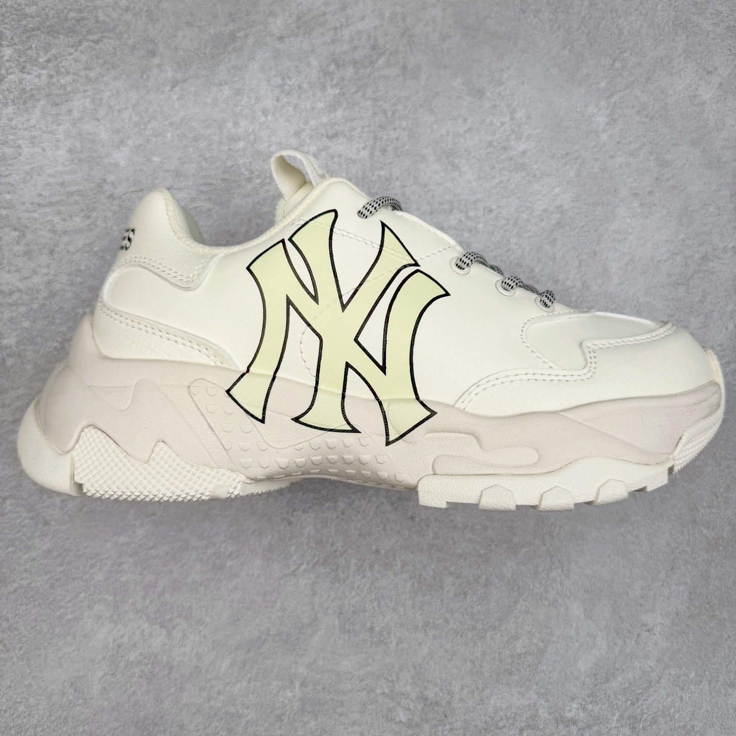 图片[5]-＃特价福利 MLB BigBall Chunky纽约洋基队增高复古风印花老爹鞋 MLB是韩国F&F旗下潮流服装品牌 拥有150年历史的经典传统 是街头文化和国际生活方式的领导者 MLB拥有包括男装、女装、童装、配饰在内的全品类服饰 提供覆盖各性别、各年龄层、From Head to Toe的穿搭装备 其产品结合了韩国的时尚造型与质感 展现了运动服饰也可以兼具时尚潮流的风格 在产品设计上 MLB不仅融合了美国职业棒球大联盟的各当家球队 更结合了棒球运动中的各个元素 复古风范自信控场 复古鞋型率先勾描独特的自我态度 在经典线条与时尚元素的精彩交织下刷新街头复古运动风潮 质感十足兼备卓越的舒适透气性能迎合夏日追求的自在脚感。尺码：36 36.5 37.5 38 38.5 39 40 40.5 41 42 42.5 43 44 44.5 45-选品中心