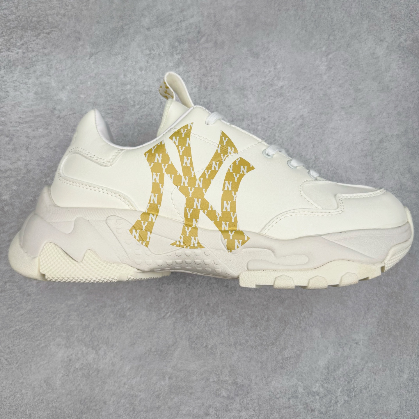 图片[3]-＃特价福利 MLB BigBall Chunky纽约洋基队增高复古风印花老爹鞋 MLB是韩国F&F旗下潮流服装品牌 拥有150年历史的经典传统 是街头文化和国际生活方式的领导者 MLB拥有包括男装、女装、童装、配饰在内的全品类服饰 提供覆盖各性别、各年龄层、From Head to Toe的穿搭装备 其产品结合了韩国的时尚造型与质感 展现了运动服饰也可以兼具时尚潮流的风格 在产品设计上 MLB不仅融合了美国职业棒球大联盟的各当家球队 更结合了棒球运动中的各个元素 复古风范自信控场 复古鞋型率先勾描独特的自我态度 在经典线条与时尚元素的精彩交织下刷新街头复古运动风潮 质感十足兼备卓越的舒适透气性能迎合夏日追求的自在脚感。尺码：36 36.5 37.5 38 38.5 39 40 40.5 41 42 42.5 43 44 44.5 45-选品中心