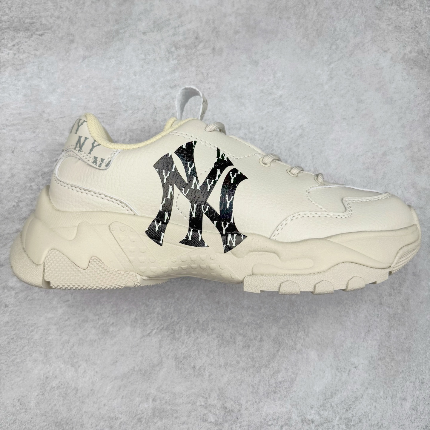 图片[7]-＃特价福利 MLB BigBall Chunky纽约洋基队增高复古风印花老爹鞋 MLB是韩国F&F旗下潮流服装品牌 拥有150年历史的经典传统 是街头文化和国际生活方式的领导者 MLB拥有包括男装、女装、童装、配饰在内的全品类服饰 提供覆盖各性别、各年龄层、From Head to Toe的穿搭装备 其产品结合了韩国的时尚造型与质感 展现了运动服饰也可以兼具时尚潮流的风格 在产品设计上 MLB不仅融合了美国职业棒球大联盟的各当家球队 更结合了棒球运动中的各个元素 复古风范自信控场 复古鞋型率先勾描独特的自我态度 在经典线条与时尚元素的精彩交织下刷新街头复古运动风潮 质感十足兼备卓越的舒适透气性能迎合夏日追求的自在脚感。尺码：36 36.5 37.5 38 38.5 39 40 40.5 41 42 42.5 43 44 44.5 45-选品中心