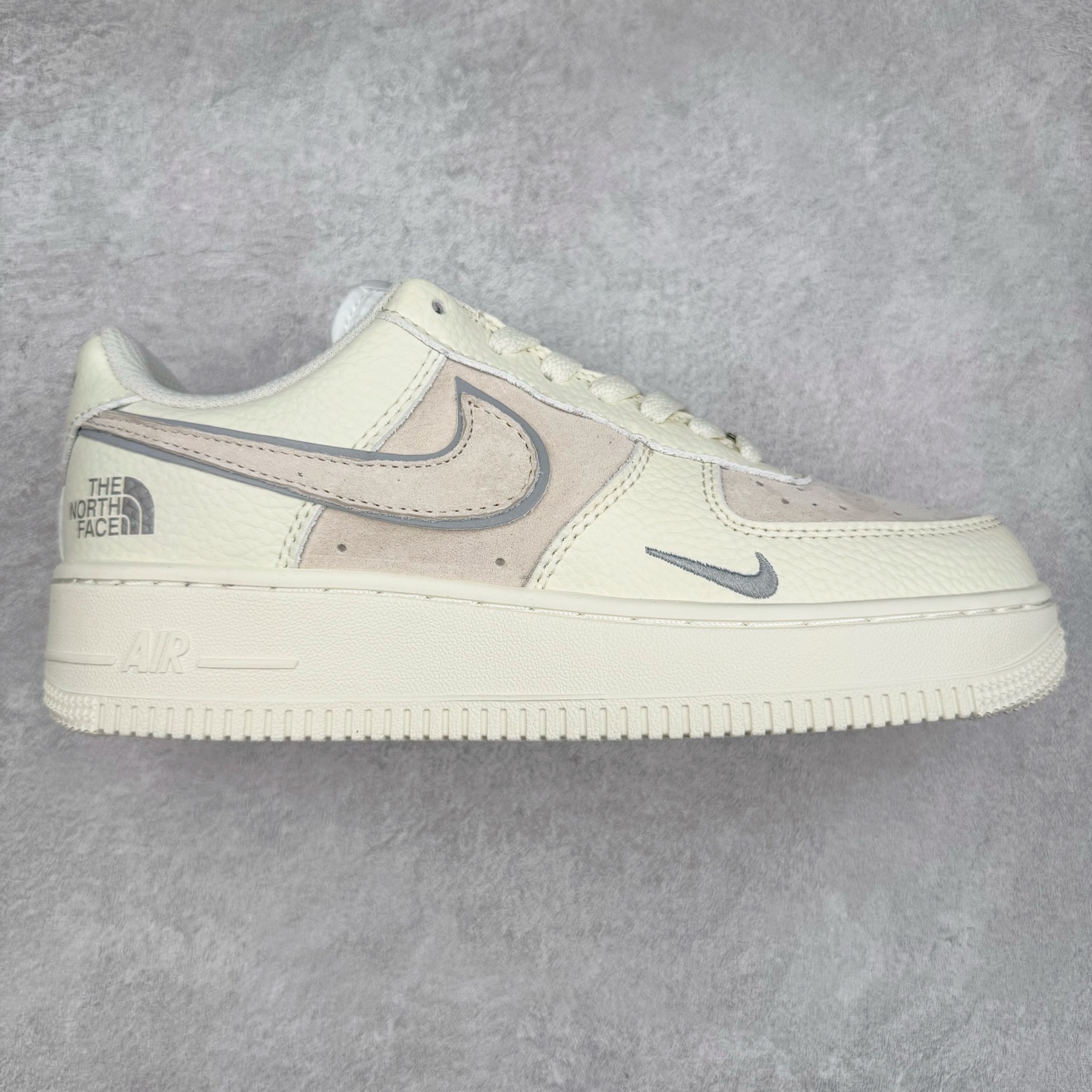 #福利特价 NK Air Force 1´07 Low 空军一号低帮百搭休闲运动板鞋 柔软、弹性十足的缓震性能和出色的中底设计 横跨复古与现代的外型结合 造就出风靡全球 三十多年的Force 1 直到今天还深受青睐 尺码:36 36.5 37.5 38 38.5 39 40 40.5 41 42 42.5 43 44 44.5 45-选品中心