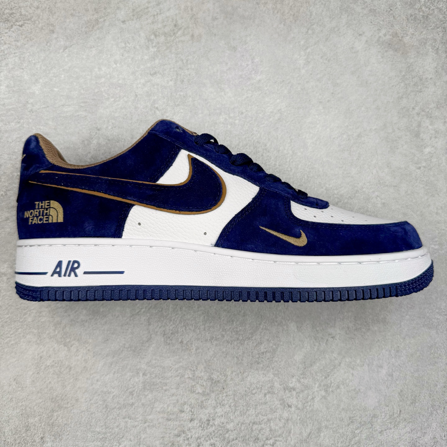 ＃福利特价 NK Air Force 1´07 Low 空军一号低帮百搭休闲运动板鞋 柔软、弹性十足的缓震性能和出色的中底设计 横跨复古与现代的外型结合 造就出风靡全球 三十多年的Force 1 直到今天还深受青睐 尺码：36 36.5 37.5 38 38.5 39 40 40.5 41 42 42.5 43 44 44.5 45-选品中心