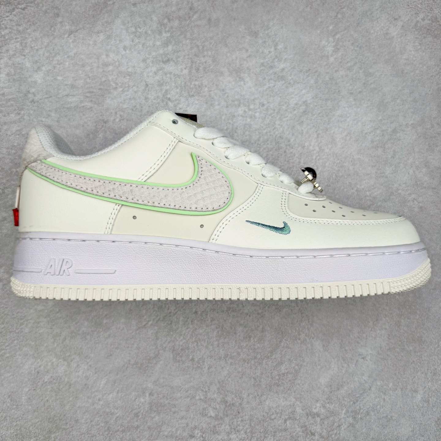 ＃福利特价 NK Air Force 1´07 Low 空军一号低帮百搭休闲运动板鞋 柔软、弹性十足的缓震性能和出色的中底设计 横跨复古与现代的外型结合 造就出风靡全球 三十多年的Force 1 直到今天还深受青睐 尺码：36 36.5 37.5 38 38.5 39 40 40.5 41 42 42.5 43 44 44.5 45-选品中心