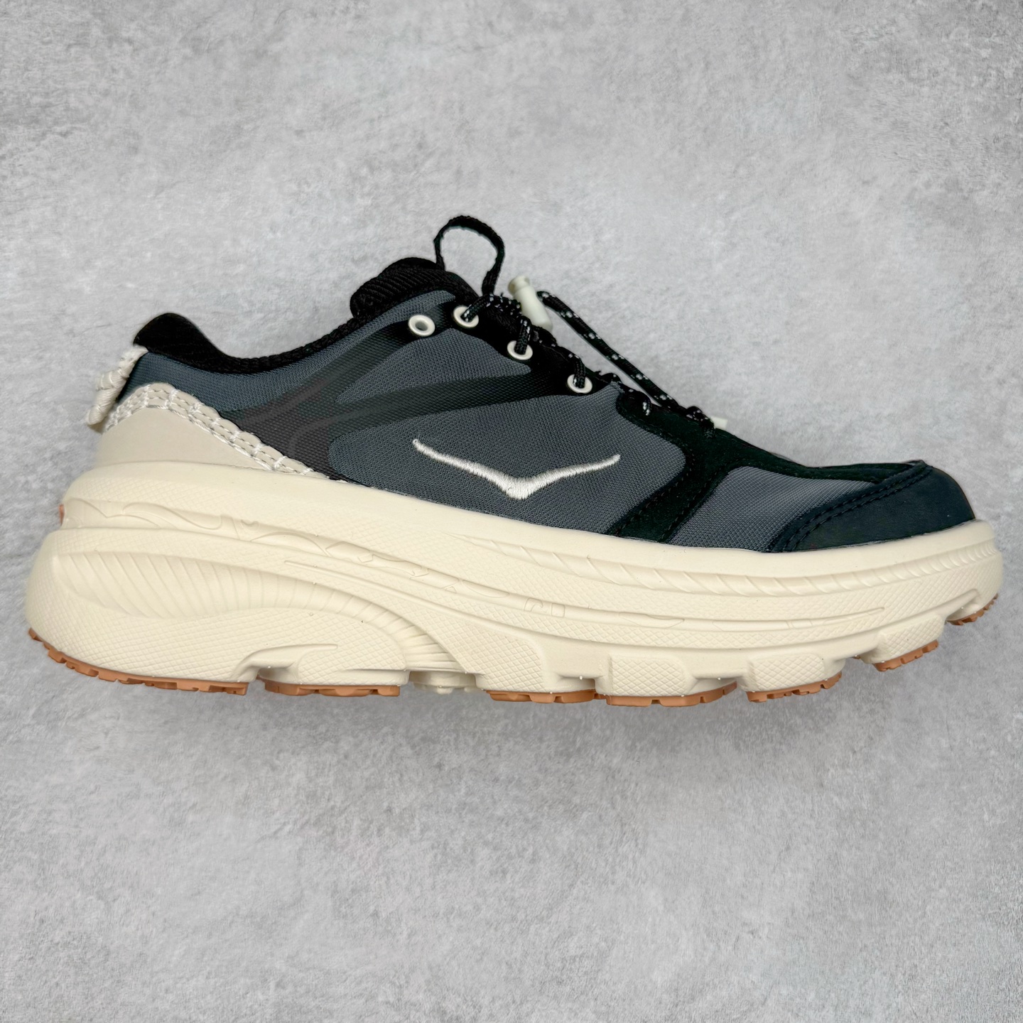 HOKA ONE ONE Bondi B3 LS 运动舒适低帮跑步鞋 男女同款 HOKA ONE ONE是来自美国的跑步鞋知名品牌，创立于2009年，始终致力于为所有跑者提供更新、更好的跑步装备。相比常规跑鞋，HOKA ONE ONE特别研发使用性能独特的几何形跑鞋中底，此种鞋底更厚、更高、回弹性也更好，除了卓越的缓冲性能，它还能为各种阶段的跑者带来更具动感、更加稳定的跑步体验。HOKAONE ONE从设计之初就清楚意识到，要保证跑者步幅的均匀一致，双脚自然而然的运动至关重要。实拍调校N版已经零色差零失真 百分百还原实物色彩所见即所得 不存在货不对板色差等低级问题 选购参考实物拍摄 不混卖不参货 只用心做好货严格选品 承诺混一赔十 尺码：36 36.5 37.5 38 38.5 39 40 40.5 41 42 42.5 43 44 44.5 45-选品中心