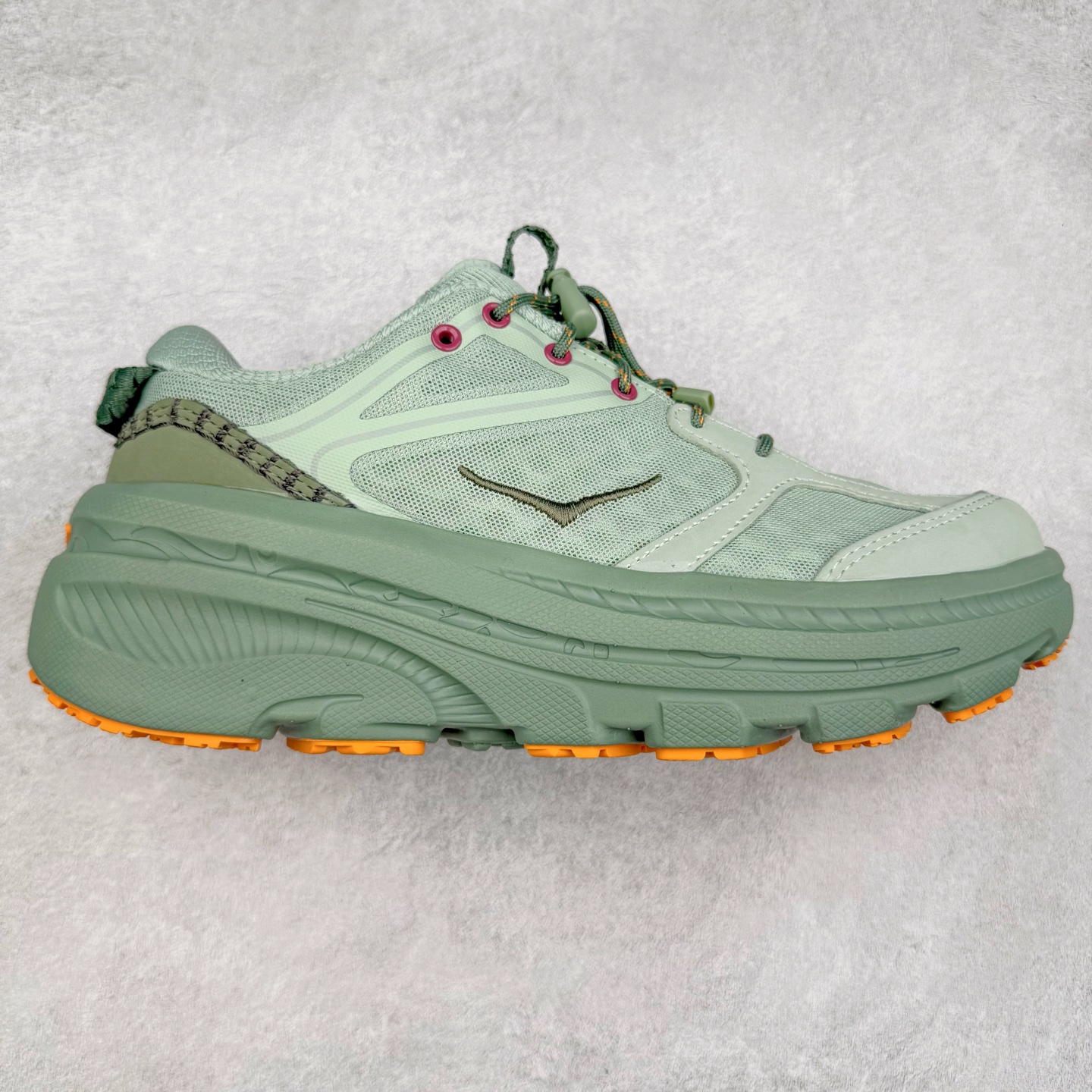 HOKA ONE ONE Bondi B3 LS 运动舒适低帮跑步鞋 男女同款 HOKA ONE ONE是来自美国的跑步鞋知名品牌，创立于2009年，始终致力于为所有跑者提供更新、更好的跑步装备。相比常规跑鞋，HOKA ONE ONE特别研发使用性能独特的几何形跑鞋中底，此种鞋底更厚、更高、回弹性也更好，除了卓越的缓冲性能，它还能为各种阶段的跑者带来更具动感、更加稳定的跑步体验。HOKAONE ONE从设计之初就清楚意识到，要保证跑者步幅的均匀一致，双脚自然而然的运动至关重要。实拍调校N版已经零色差零失真 百分百还原实物色彩所见即所得 不存在货不对板色差等低级问题 选购参考实物拍摄 不混卖不参货 只用心做好货严格选品 承诺混一赔十 尺码：36 36.5 37.5 38 38.5 39 40 40.5 41 42 42.5 43 44 44.5 45-选品中心