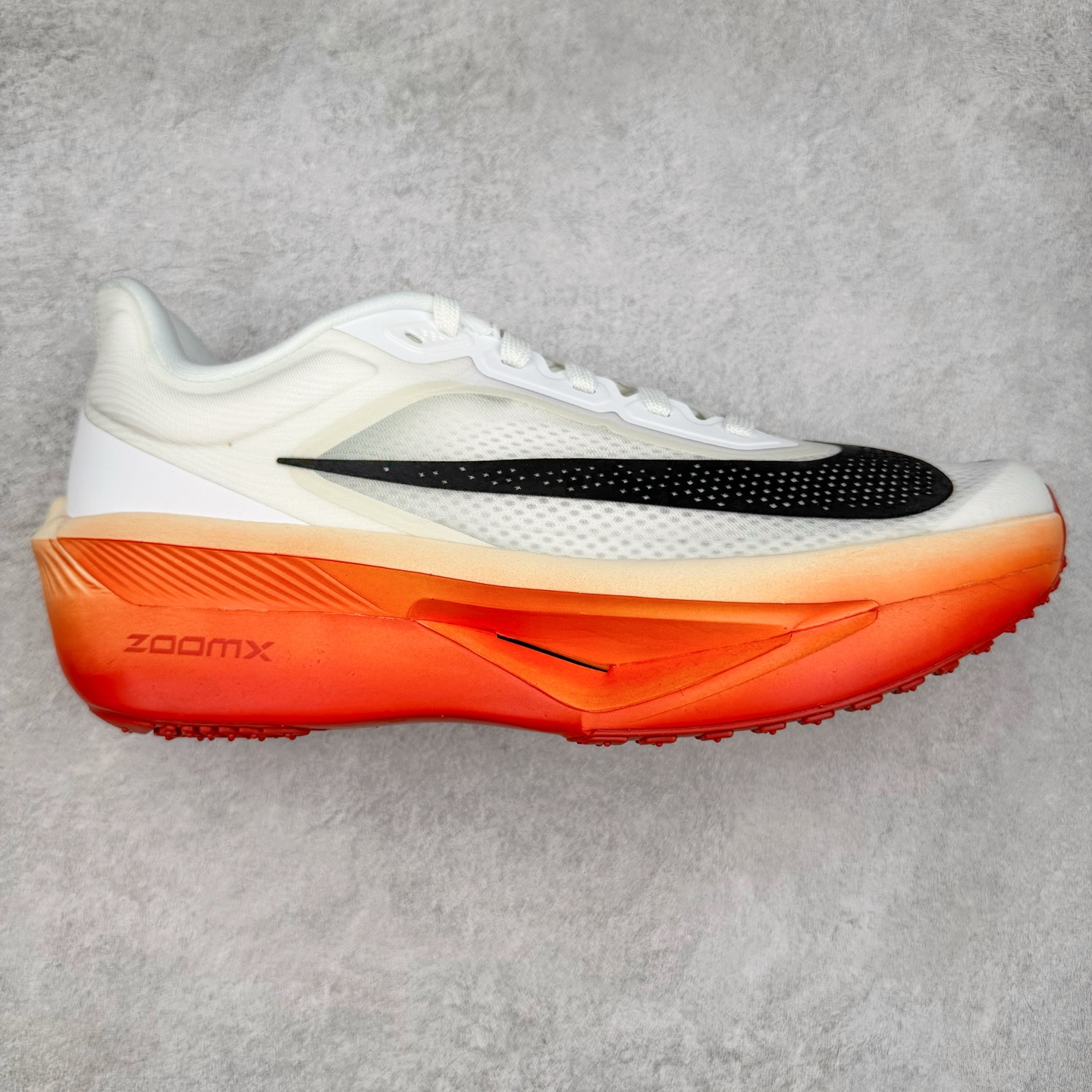 图片[8]-＃TG纯原 NK ZoomX Invincible Run Flyknit 6 轻量跑鞋 飞织低帮休闲运动慢跑鞋 厚底增高 老爹鞋 此鞋专为短跑运动员而生 是为 5 至 10 公里距离的赛事和训练打造 整体设计采用流线型的轻质工程网眼材质构成鞋面 并与其他 Running 旗舰鞋款同样搭载全脚掌 ZoomX 缓冲中底 搭配 Pebax 物料与橡胶外底 ZoomX StreakFly 首发配色以Prototype呈现 其灵感是来自开发期间的磨损测试 透过编号的标记与内侧的预期跑步距离突出研发过程 尺码：36 36.5 37.5 38 38.5 39 40 40.5 41 42 42.5 43 44 45-选品中心