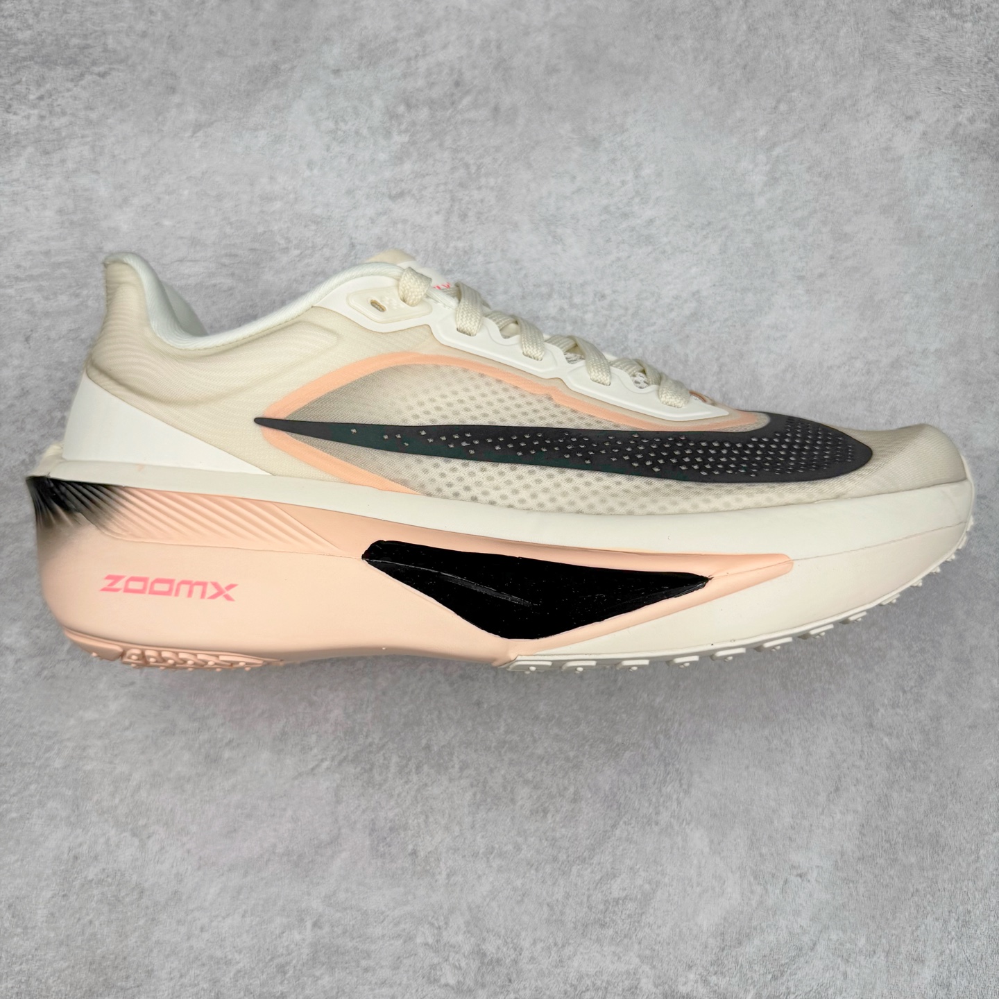 图片[4]-＃TG纯原 NK ZoomX Invincible Run Flyknit 6 轻量跑鞋 飞织低帮休闲运动慢跑鞋 厚底增高 老爹鞋 此鞋专为短跑运动员而生 是为 5 至 10 公里距离的赛事和训练打造 整体设计采用流线型的轻质工程网眼材质构成鞋面 并与其他 Running 旗舰鞋款同样搭载全脚掌 ZoomX 缓冲中底 搭配 Pebax 物料与橡胶外底 ZoomX StreakFly 首发配色以Prototype呈现 其灵感是来自开发期间的磨损测试 透过编号的标记与内侧的预期跑步距离突出研发过程 尺码：36 36.5 37.5 38 38.5 39 40 40.5 41 42 42.5 43 44 45-选品中心