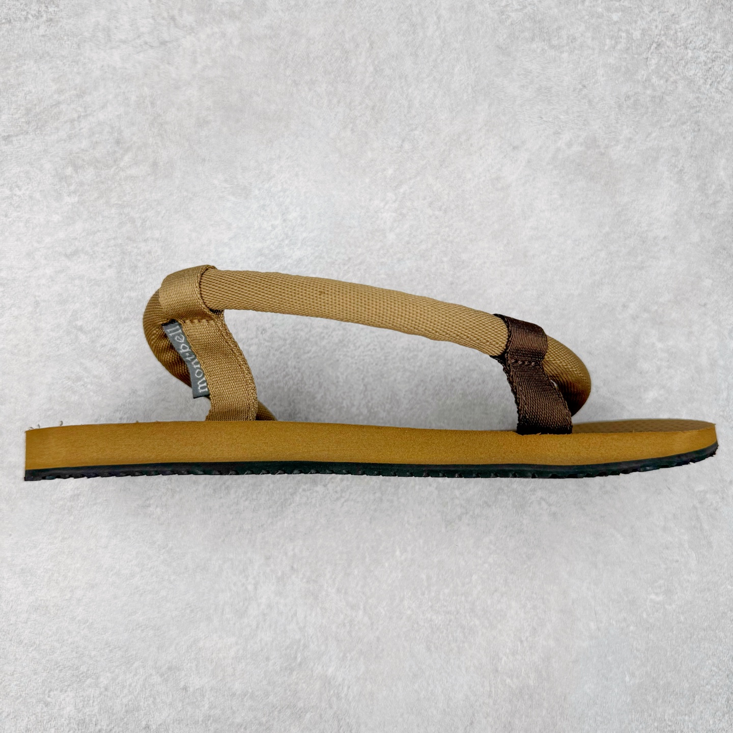 MONTBELL 美山耐磨舒适轻便户外休闲沙滩 一字带凉鞋 男女同款 这款凉鞋，采用双层鞋底设计内底轻便EVA，穿着舒适外底橡胶所制，防滑兼备 mont•bell原创的S形绑带即使穿着袜子也可以穿着后跟魔术贴调节方便 从攀岩产品开始，mont-bel/将专业户外运动推广至大众视野，提供适合不同年龄层消费者的全面产品系列。目前的产品线已发展到涵盖休闲、通勤、旅行、城市户外露营到专业攀登、滑雪、骑行、甚至农林牧渔、防灾、极地等涉及户外生态的方方面面。 尺码：36 36.5 37.5 38 38.5 39 40 40.5 41 42 42.5 43 44 44.5 45-选品中心