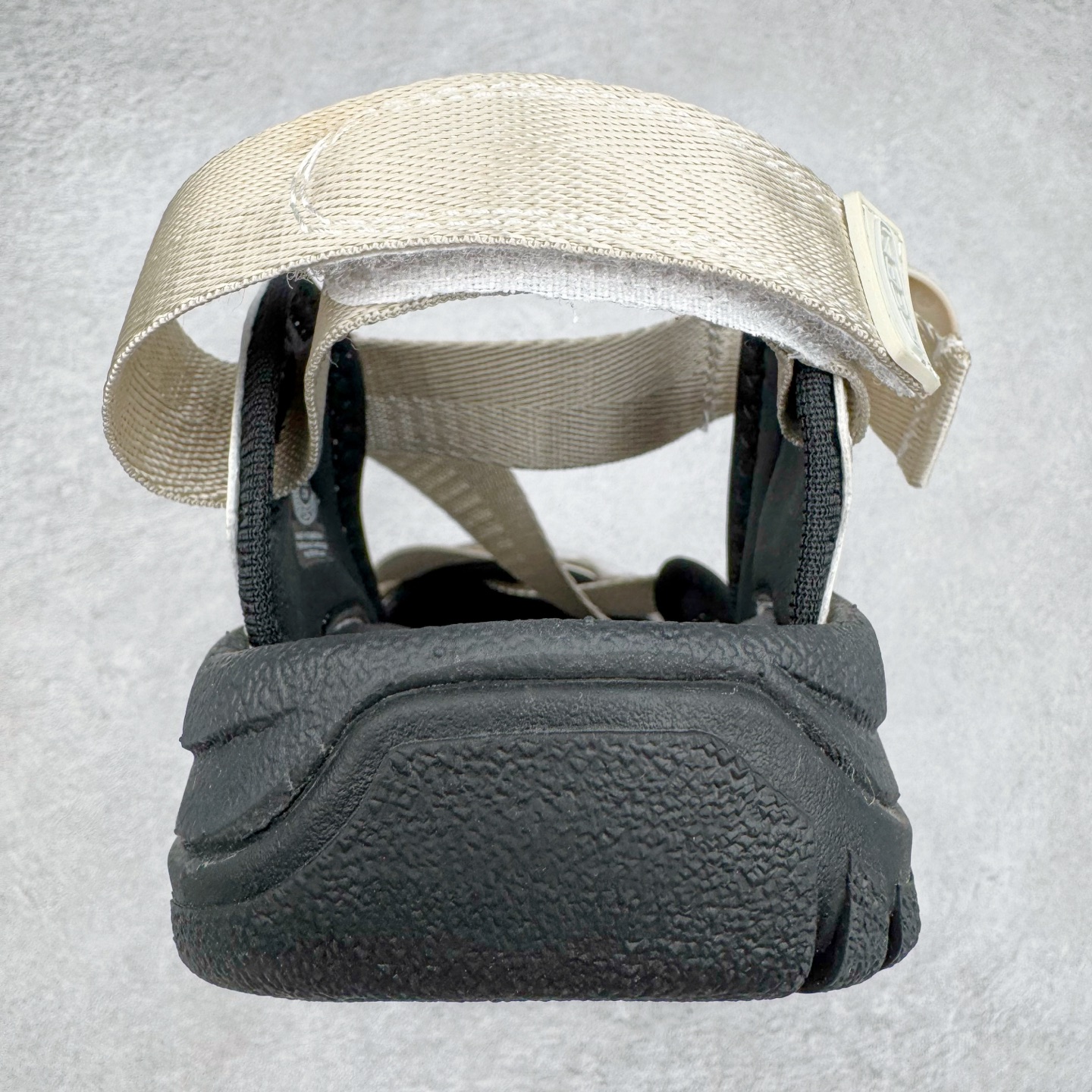 图片[8]-KEEN Zerraport 2 科恩户外一字扣式休闲露营包头凉鞋舒适轻便耐磨溯溪鞋 KEEN诞生于2003年的美国人气户外品牌，以一双“保护脚趾”且能涉足水域的户外凉鞋NEWPORT诞生为契机，开启原创制鞋之路。KEEN相信，天空之下即是户外，因为户外不一定是极具挑战性的独自冒险，也可以是与朋友、家人和宠物一同分享外面的世界。同时，KEEN从诞生之初便始终贯彻环保制鞋的理念，不断创造出优秀的原创奇履。脚踏实地，致力向善。我们想和世界产生更多交集为世界减少更多负担，和你趣户外、趣做自己、趣环保让地球和生活都变得更美好。尺码：36 36.5 37.5 38 38.5 39 40 40.5 41 42 42.5 43 44 44.5 45-选品中心