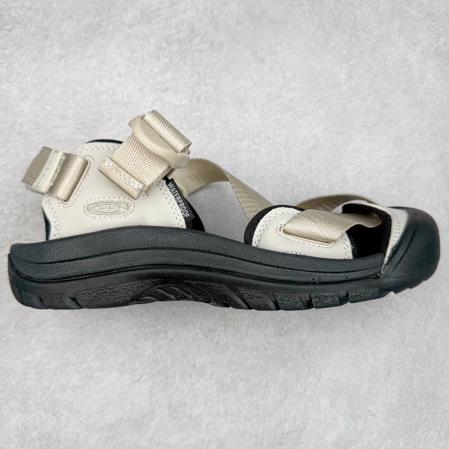 KEEN Zerraport 2 科恩户外一字扣式休闲露营包头凉鞋舒适轻便耐磨溯溪鞋 KEEN诞生于2003年的美国人气户外品牌，以一双“保护脚趾”且能涉足水域的户外凉鞋NEWPORT诞生为契机，开启原创制鞋之路。KEEN相信，天空之下即是户外，因为户外不一定是极具挑战性的独自冒险，也可以是与朋友、家人和宠物一同分享外面的世界。同时，KEEN从诞生之初便始终贯彻环保制鞋的理念，不断创造出优秀的原创奇履。脚踏实地，致力向善。我们想和世界产生更多交集为世界减少更多负担，和你趣户外、趣做自己、趣环保让地球和生活都变得更美好。尺码：36 36.5 37.5 38 38.5 39 40 40.5 41 42 42.5 43 44 44.5 45-选品中心