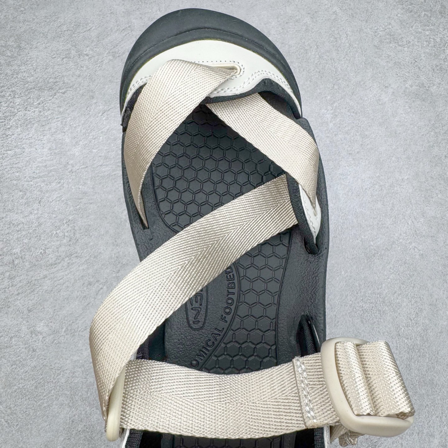 图片[4]-KEEN Zerraport 2 科恩户外一字扣式休闲露营包头凉鞋舒适轻便耐磨溯溪鞋 KEEN诞生于2003年的美国人气户外品牌，以一双“保护脚趾”且能涉足水域的户外凉鞋NEWPORT诞生为契机，开启原创制鞋之路。KEEN相信，天空之下即是户外，因为户外不一定是极具挑战性的独自冒险，也可以是与朋友、家人和宠物一同分享外面的世界。同时，KEEN从诞生之初便始终贯彻环保制鞋的理念，不断创造出优秀的原创奇履。脚踏实地，致力向善。我们想和世界产生更多交集为世界减少更多负担，和你趣户外、趣做自己、趣环保让地球和生活都变得更美好。尺码：36 36.5 37.5 38 38.5 39 40 40.5 41 42 42.5 43 44 44.5 45-选品中心