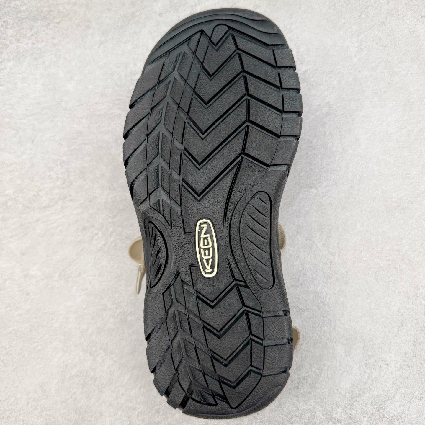 图片[9]-KEEN Zerraport 2 科恩户外一字扣式休闲露营包头凉鞋舒适轻便耐磨溯溪鞋 KEEN诞生于2003年的美国人气户外品牌，以一双“保护脚趾”且能涉足水域的户外凉鞋NEWPORT诞生为契机，开启原创制鞋之路。KEEN相信，天空之下即是户外，因为户外不一定是极具挑战性的独自冒险，也可以是与朋友、家人和宠物一同分享外面的世界。同时，KEEN从诞生之初便始终贯彻环保制鞋的理念，不断创造出优秀的原创奇履。脚踏实地，致力向善。我们想和世界产生更多交集为世界减少更多负担，和你趣户外、趣做自己、趣环保让地球和生活都变得更美好。尺码：36 36.5 37.5 38 38.5 39 40 40.5 41 42 42.5 43 44 44.5 45-选品中心