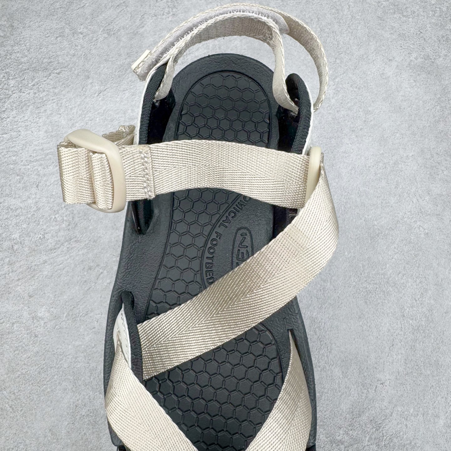 图片[5]-KEEN Zerraport 2 科恩户外一字扣式休闲露营包头凉鞋舒适轻便耐磨溯溪鞋 KEEN诞生于2003年的美国人气户外品牌，以一双“保护脚趾”且能涉足水域的户外凉鞋NEWPORT诞生为契机，开启原创制鞋之路。KEEN相信，天空之下即是户外，因为户外不一定是极具挑战性的独自冒险，也可以是与朋友、家人和宠物一同分享外面的世界。同时，KEEN从诞生之初便始终贯彻环保制鞋的理念，不断创造出优秀的原创奇履。脚踏实地，致力向善。我们想和世界产生更多交集为世界减少更多负担，和你趣户外、趣做自己、趣环保让地球和生活都变得更美好。尺码：36 36.5 37.5 38 38.5 39 40 40.5 41 42 42.5 43 44 44.5 45-选品中心