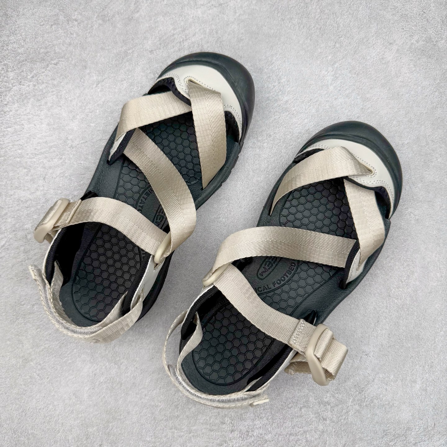 图片[3]-KEEN Zerraport 2 科恩户外一字扣式休闲露营包头凉鞋舒适轻便耐磨溯溪鞋 KEEN诞生于2003年的美国人气户外品牌，以一双“保护脚趾”且能涉足水域的户外凉鞋NEWPORT诞生为契机，开启原创制鞋之路。KEEN相信，天空之下即是户外，因为户外不一定是极具挑战性的独自冒险，也可以是与朋友、家人和宠物一同分享外面的世界。同时，KEEN从诞生之初便始终贯彻环保制鞋的理念，不断创造出优秀的原创奇履。脚踏实地，致力向善。我们想和世界产生更多交集为世界减少更多负担，和你趣户外、趣做自己、趣环保让地球和生活都变得更美好。尺码：36 36.5 37.5 38 38.5 39 40 40.5 41 42 42.5 43 44 44.5 45-选品中心