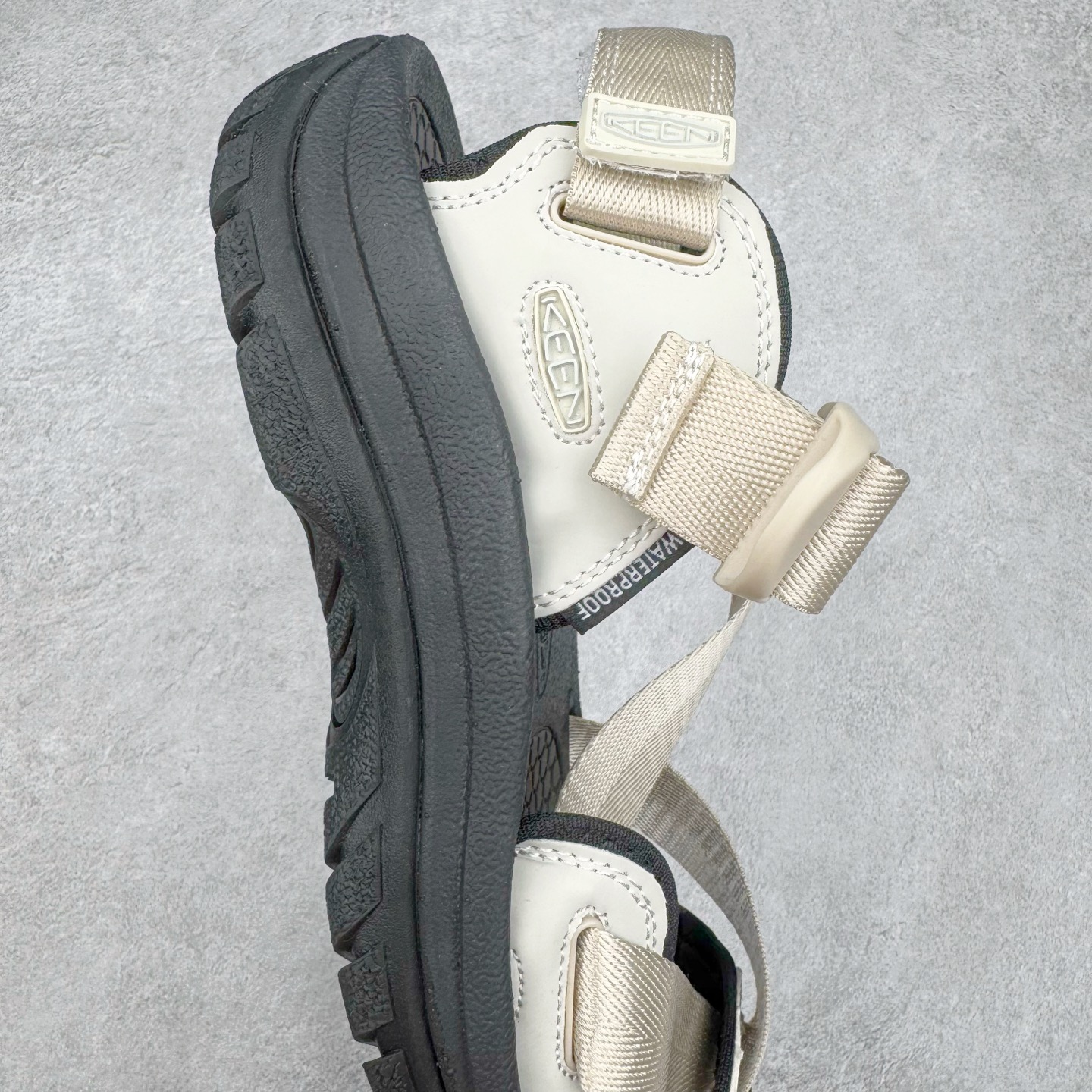 图片[6]-KEEN Zerraport 2 科恩户外一字扣式休闲露营包头凉鞋舒适轻便耐磨溯溪鞋 KEEN诞生于2003年的美国人气户外品牌，以一双“保护脚趾”且能涉足水域的户外凉鞋NEWPORT诞生为契机，开启原创制鞋之路。KEEN相信，天空之下即是户外，因为户外不一定是极具挑战性的独自冒险，也可以是与朋友、家人和宠物一同分享外面的世界。同时，KEEN从诞生之初便始终贯彻环保制鞋的理念，不断创造出优秀的原创奇履。脚踏实地，致力向善。我们想和世界产生更多交集为世界减少更多负担，和你趣户外、趣做自己、趣环保让地球和生活都变得更美好。尺码：36 36.5 37.5 38 38.5 39 40 40.5 41 42 42.5 43 44 44.5 45-选品中心