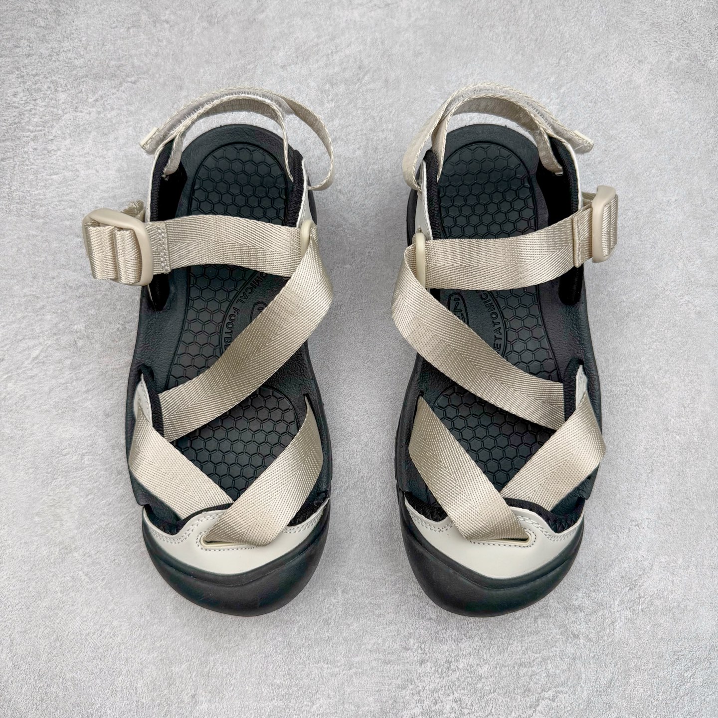 图片[2]-KEEN Zerraport 2 科恩户外一字扣式休闲露营包头凉鞋舒适轻便耐磨溯溪鞋 KEEN诞生于2003年的美国人气户外品牌，以一双“保护脚趾”且能涉足水域的户外凉鞋NEWPORT诞生为契机，开启原创制鞋之路。KEEN相信，天空之下即是户外，因为户外不一定是极具挑战性的独自冒险，也可以是与朋友、家人和宠物一同分享外面的世界。同时，KEEN从诞生之初便始终贯彻环保制鞋的理念，不断创造出优秀的原创奇履。脚踏实地，致力向善。我们想和世界产生更多交集为世界减少更多负担，和你趣户外、趣做自己、趣环保让地球和生活都变得更美好。尺码：36 36.5 37.5 38 38.5 39 40 40.5 41 42 42.5 43 44 44.5 45-选品中心