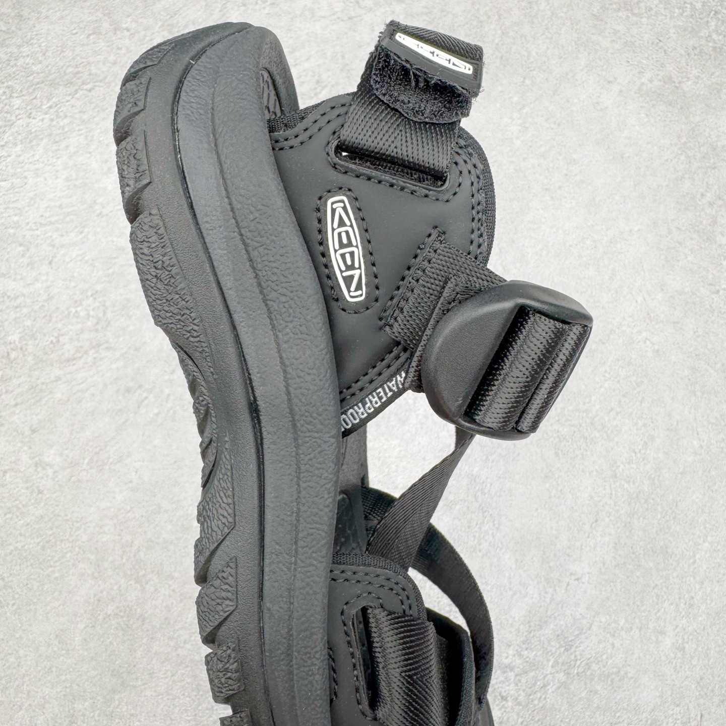 图片[6]-KEEN Zerraport 2 科恩户外一字扣式休闲露营包头凉鞋舒适轻便耐磨溯溪鞋 KEEN诞生于2003年的美国人气户外品牌，以一双“保护脚趾”且能涉足水域的户外凉鞋NEWPORT诞生为契机，开启原创制鞋之路。KEEN相信，天空之下即是户外，因为户外不一定是极具挑战性的独自冒险，也可以是与朋友、家人和宠物一同分享外面的世界。同时，KEEN从诞生之初便始终贯彻环保制鞋的理念，不断创造出优秀的原创奇履。脚踏实地，致力向善。我们想和世界产生更多交集为世界减少更多负担，和你趣户外、趣做自己、趣环保让地球和生活都变得更美好。尺码：36 36.5 37.5 38 38.5 39 40 40.5 41 42 42.5 43 44 44.5 45-选品中心