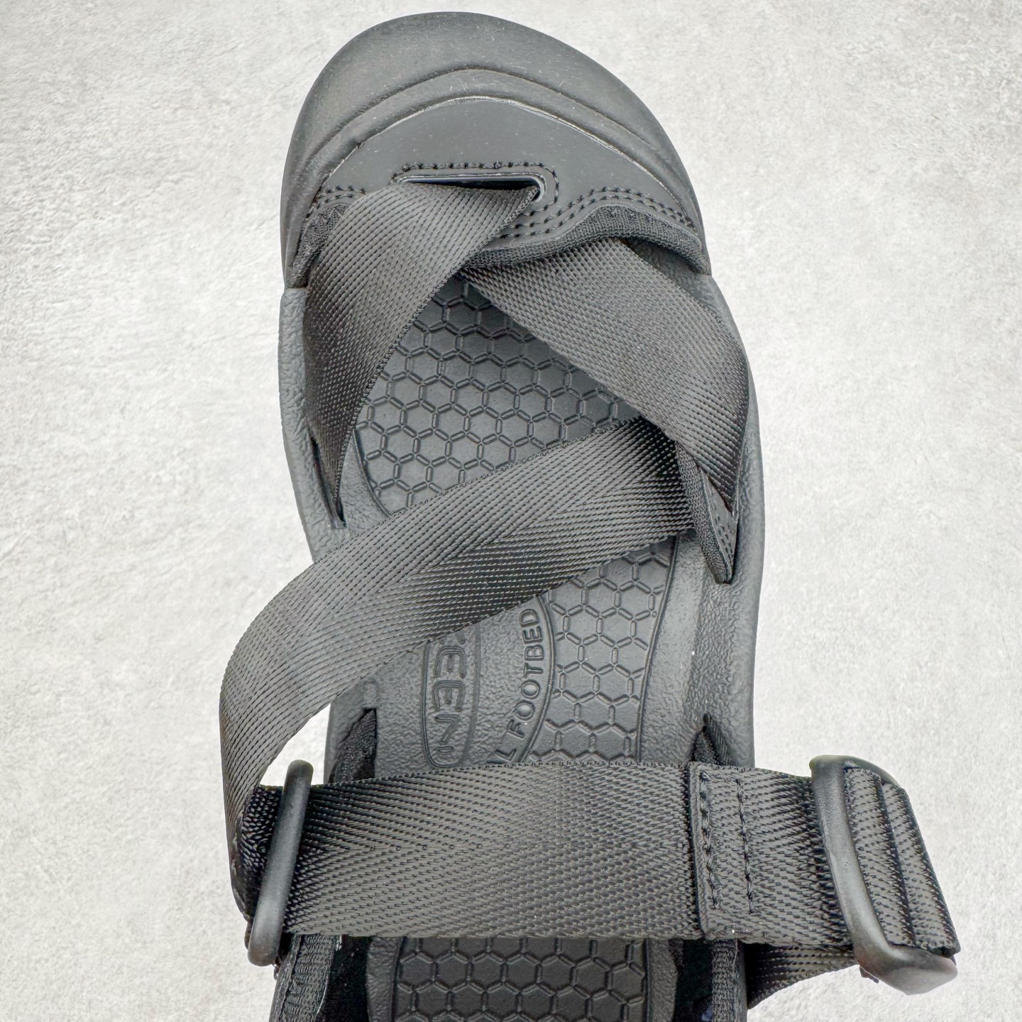 图片[4]-KEEN Zerraport 2 科恩户外一字扣式休闲露营包头凉鞋舒适轻便耐磨溯溪鞋 KEEN诞生于2003年的美国人气户外品牌，以一双“保护脚趾”且能涉足水域的户外凉鞋NEWPORT诞生为契机，开启原创制鞋之路。KEEN相信，天空之下即是户外，因为户外不一定是极具挑战性的独自冒险，也可以是与朋友、家人和宠物一同分享外面的世界。同时，KEEN从诞生之初便始终贯彻环保制鞋的理念，不断创造出优秀的原创奇履。脚踏实地，致力向善。我们想和世界产生更多交集为世界减少更多负担，和你趣户外、趣做自己、趣环保让地球和生活都变得更美好。尺码：36 36.5 37.5 38 38.5 39 40 40.5 41 42 42.5 43 44 44.5 45-选品中心