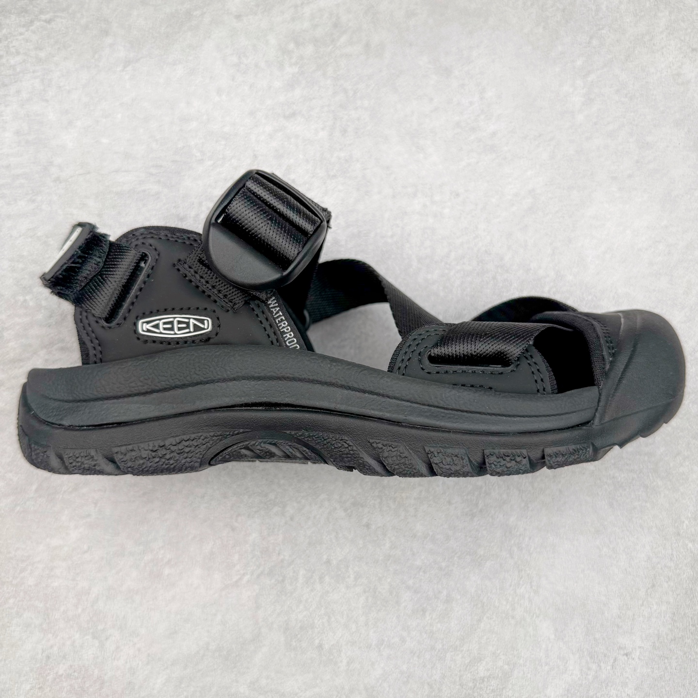 KEEN Zerraport 2 科恩户外一字扣式休闲露营包头凉鞋舒适轻便耐磨溯溪鞋 KEEN诞生于2003年的美国人气户外品牌，以一双“保护脚趾”且能涉足水域的户外凉鞋NEWPORT诞生为契机，开启原创制鞋之路。KEEN相信，天空之下即是户外，因为户外不一定是极具挑战性的独自冒险，也可以是与朋友、家人和宠物一同分享外面的世界。同时，KEEN从诞生之初便始终贯彻环保制鞋的理念，不断创造出优秀的原创奇履。脚踏实地，致力向善。我们想和世界产生更多交集为世界减少更多负担，和你趣户外、趣做自己、趣环保让地球和生活都变得更美好。尺码：36 36.5 37.5 38 38.5 39 40 40.5 41 42 42.5 43 44 44.5 45-选品中心