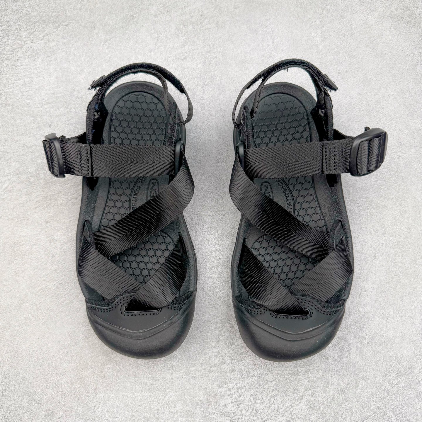 图片[2]-KEEN Zerraport 2 科恩户外一字扣式休闲露营包头凉鞋舒适轻便耐磨溯溪鞋 KEEN诞生于2003年的美国人气户外品牌，以一双“保护脚趾”且能涉足水域的户外凉鞋NEWPORT诞生为契机，开启原创制鞋之路。KEEN相信，天空之下即是户外，因为户外不一定是极具挑战性的独自冒险，也可以是与朋友、家人和宠物一同分享外面的世界。同时，KEEN从诞生之初便始终贯彻环保制鞋的理念，不断创造出优秀的原创奇履。脚踏实地，致力向善。我们想和世界产生更多交集为世界减少更多负担，和你趣户外、趣做自己、趣环保让地球和生活都变得更美好。尺码：36 36.5 37.5 38 38.5 39 40 40.5 41 42 42.5 43 44 44.5 45-选品中心