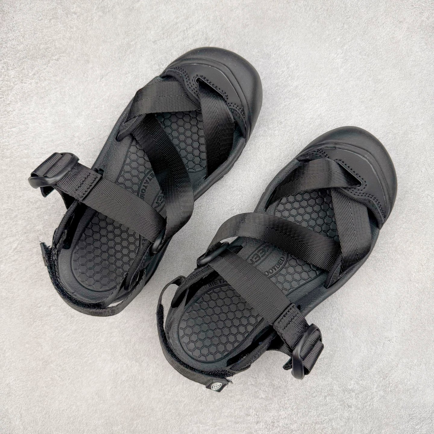 图片[3]-KEEN Zerraport 2 科恩户外一字扣式休闲露营包头凉鞋舒适轻便耐磨溯溪鞋 KEEN诞生于2003年的美国人气户外品牌，以一双“保护脚趾”且能涉足水域的户外凉鞋NEWPORT诞生为契机，开启原创制鞋之路。KEEN相信，天空之下即是户外，因为户外不一定是极具挑战性的独自冒险，也可以是与朋友、家人和宠物一同分享外面的世界。同时，KEEN从诞生之初便始终贯彻环保制鞋的理念，不断创造出优秀的原创奇履。脚踏实地，致力向善。我们想和世界产生更多交集为世界减少更多负担，和你趣户外、趣做自己、趣环保让地球和生活都变得更美好。尺码：36 36.5 37.5 38 38.5 39 40 40.5 41 42 42.5 43 44 44.5 45-选品中心