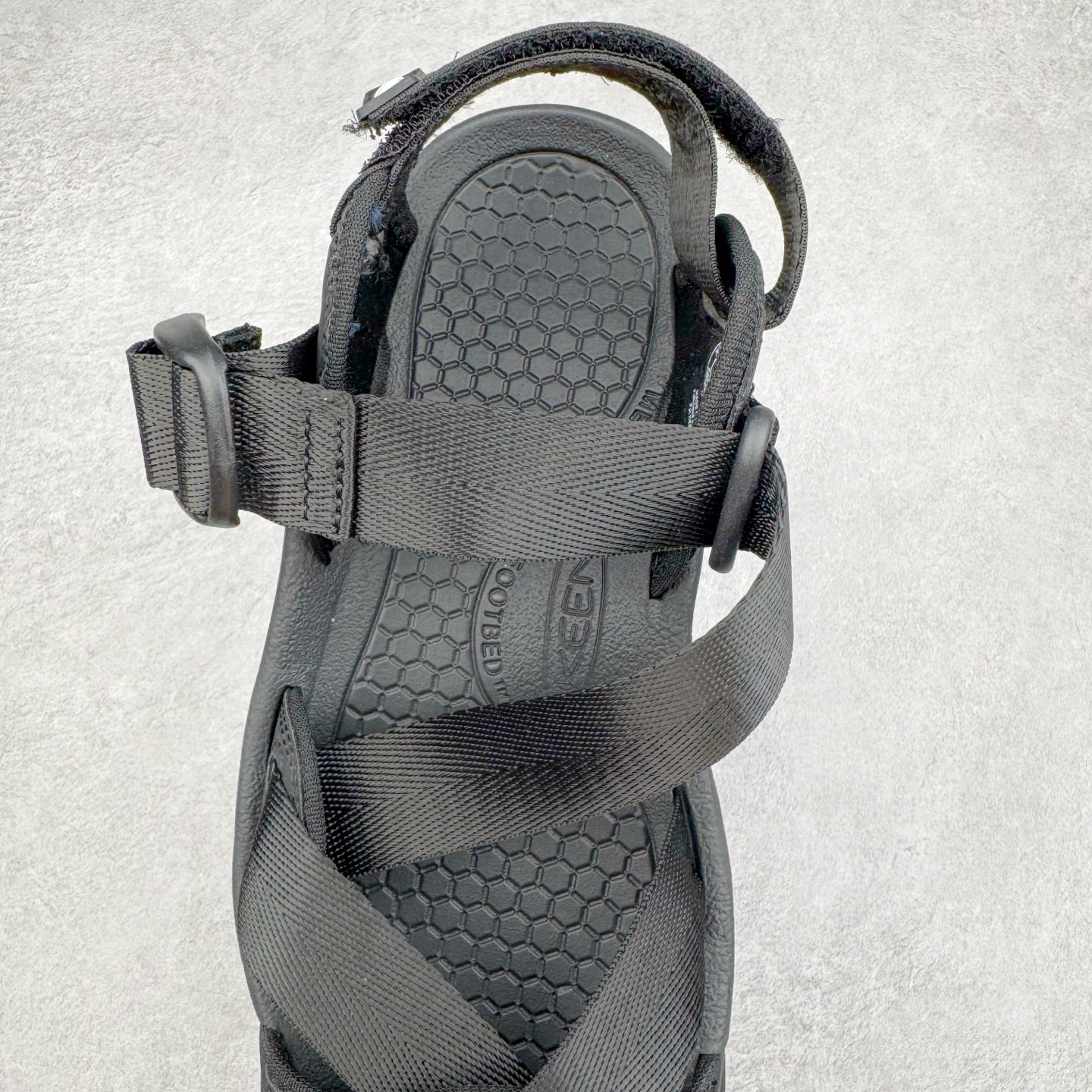 图片[5]-KEEN Zerraport 2 科恩户外一字扣式休闲露营包头凉鞋舒适轻便耐磨溯溪鞋 KEEN诞生于2003年的美国人气户外品牌，以一双“保护脚趾”且能涉足水域的户外凉鞋NEWPORT诞生为契机，开启原创制鞋之路。KEEN相信，天空之下即是户外，因为户外不一定是极具挑战性的独自冒险，也可以是与朋友、家人和宠物一同分享外面的世界。同时，KEEN从诞生之初便始终贯彻环保制鞋的理念，不断创造出优秀的原创奇履。脚踏实地，致力向善。我们想和世界产生更多交集为世界减少更多负担，和你趣户外、趣做自己、趣环保让地球和生活都变得更美好。尺码：36 36.5 37.5 38 38.5 39 40 40.5 41 42 42.5 43 44 44.5 45-选品中心