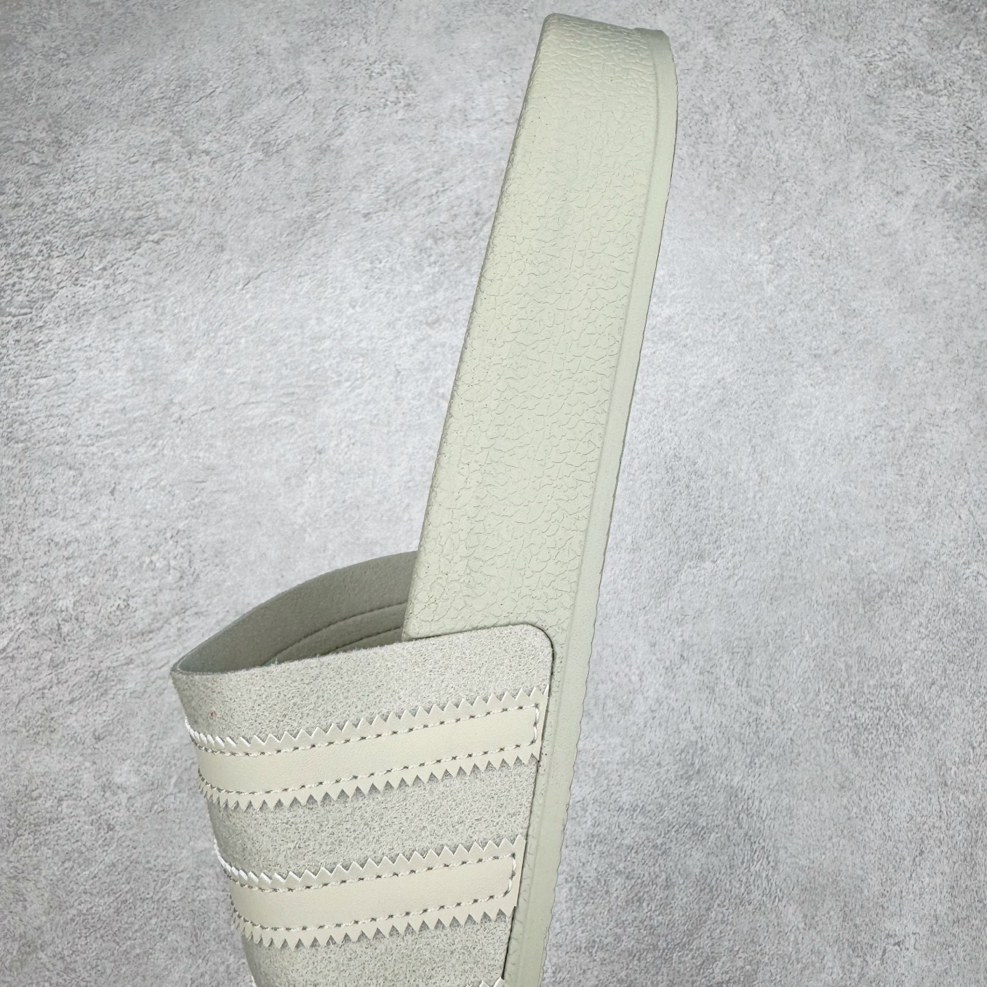 图片[7]-Fear of God x AD Originals Unisex FOG联名一字拖鞋 IH2273 尺码：36 36.5 37.5 38 38.5 39 40 40.5 41 42 42.5 43 44 44.5 45 46-选品中心