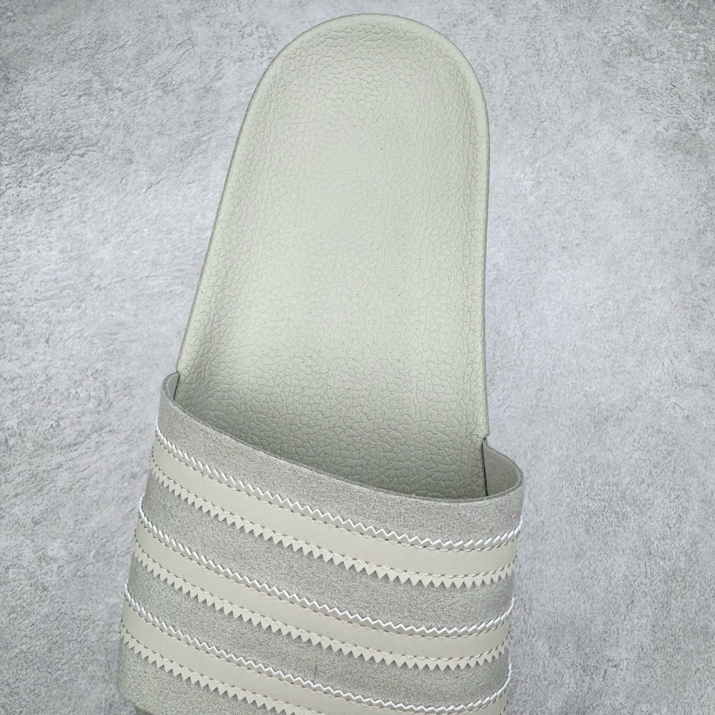 图片[5]-Fear of God x AD Originals Unisex FOG联名一字拖鞋 IH2273 尺码：36 36.5 37.5 38 38.5 39 40 40.5 41 42 42.5 43 44 44.5 45 46-选品中心