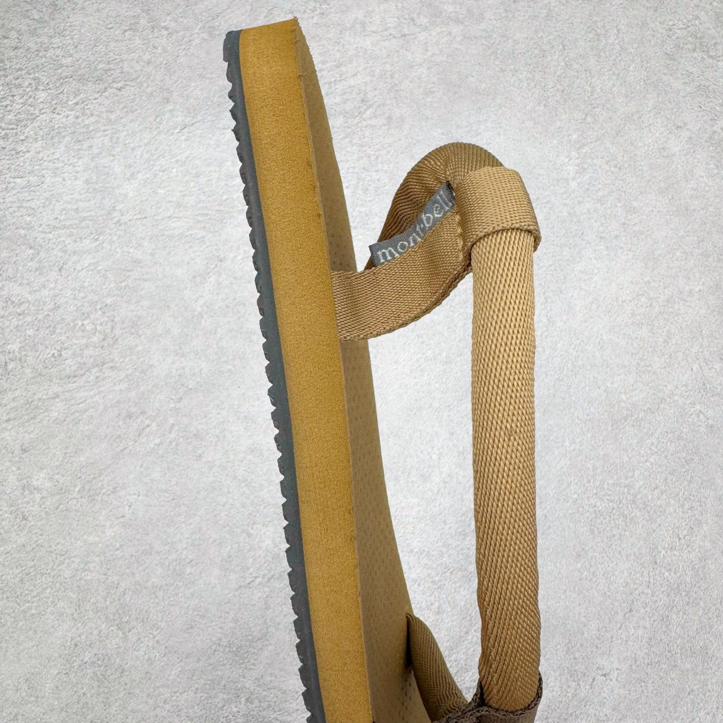 图片[6]-MONTBELL 美山耐磨舒适轻便户外休闲沙滩 一字带凉鞋 男女同款 这款凉鞋，采用双层鞋底设计内底轻便EVA，穿着舒适外底橡胶所制，防滑兼备 mont•bell原创的S形绑带即使穿着袜子也可以穿着后跟魔术贴调节方便 从攀岩产品开始，mont-bel/将专业户外运动推广至大众视野，提供适合不同年龄层消费者的全面产品系列。目前的产品线已发展到涵盖休闲、通勤、旅行、城市户外露营到专业攀登、滑雪、骑行、甚至农林牧渔、防灾、极地等涉及户外生态的方方面面。 尺码：36 36.5 37.5 38 38.5 39 40 40.5 41 42 42.5 43 44 44.5 45-选品中心