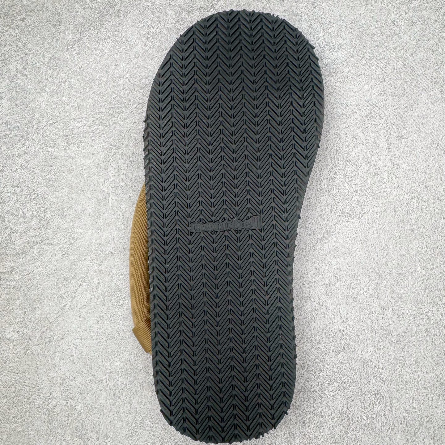 图片[8]-MONTBELL 美山耐磨舒适轻便户外休闲沙滩 一字带凉鞋 男女同款 这款凉鞋，采用双层鞋底设计内底轻便EVA，穿着舒适外底橡胶所制，防滑兼备 mont•bell原创的S形绑带即使穿着袜子也可以穿着后跟魔术贴调节方便 从攀岩产品开始，mont-bel/将专业户外运动推广至大众视野，提供适合不同年龄层消费者的全面产品系列。目前的产品线已发展到涵盖休闲、通勤、旅行、城市户外露营到专业攀登、滑雪、骑行、甚至农林牧渔、防灾、极地等涉及户外生态的方方面面。 尺码：36 36.5 37.5 38 38.5 39 40 40.5 41 42 42.5 43 44 44.5 45-选品中心