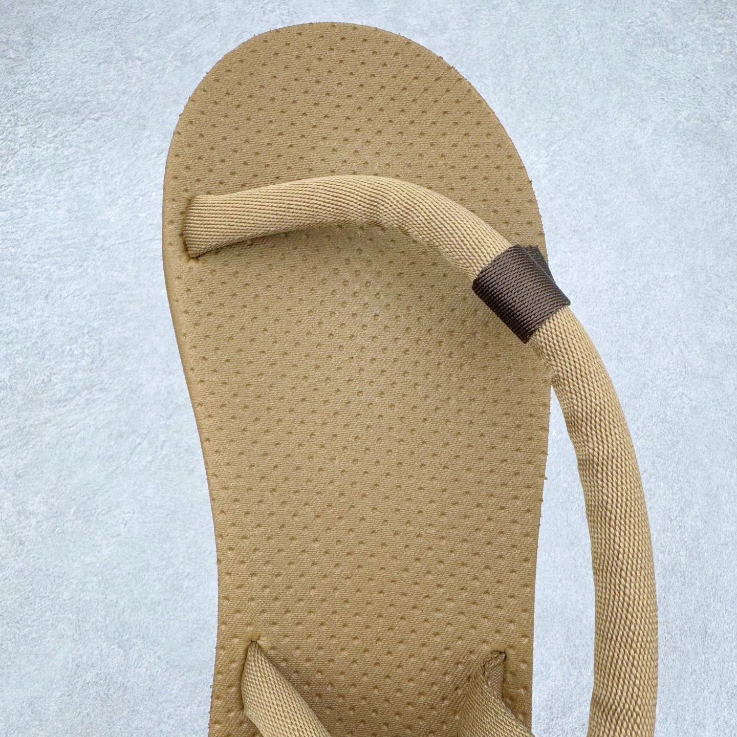 图片[4]-MONTBELL 美山耐磨舒适轻便户外休闲沙滩 一字带凉鞋 男女同款 这款凉鞋，采用双层鞋底设计内底轻便EVA，穿着舒适外底橡胶所制，防滑兼备 mont•bell原创的S形绑带即使穿着袜子也可以穿着后跟魔术贴调节方便 从攀岩产品开始，mont-bel/将专业户外运动推广至大众视野，提供适合不同年龄层消费者的全面产品系列。目前的产品线已发展到涵盖休闲、通勤、旅行、城市户外露营到专业攀登、滑雪、骑行、甚至农林牧渔、防灾、极地等涉及户外生态的方方面面。 尺码：36 36.5 37.5 38 38.5 39 40 40.5 41 42 42.5 43 44 44.5 45-选品中心