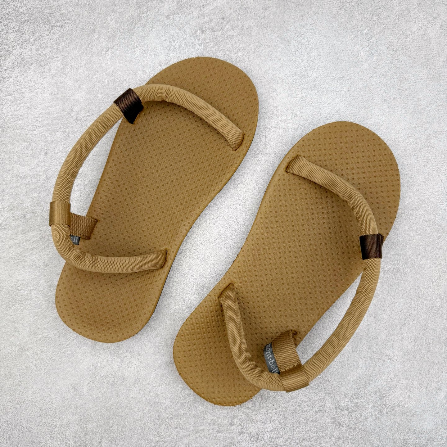 图片[3]-MONTBELL 美山耐磨舒适轻便户外休闲沙滩 一字带凉鞋 男女同款 这款凉鞋，采用双层鞋底设计内底轻便EVA，穿着舒适外底橡胶所制，防滑兼备 mont•bell原创的S形绑带即使穿着袜子也可以穿着后跟魔术贴调节方便 从攀岩产品开始，mont-bel/将专业户外运动推广至大众视野，提供适合不同年龄层消费者的全面产品系列。目前的产品线已发展到涵盖休闲、通勤、旅行、城市户外露营到专业攀登、滑雪、骑行、甚至农林牧渔、防灾、极地等涉及户外生态的方方面面。 尺码：36 36.5 37.5 38 38.5 39 40 40.5 41 42 42.5 43 44 44.5 45-选品中心