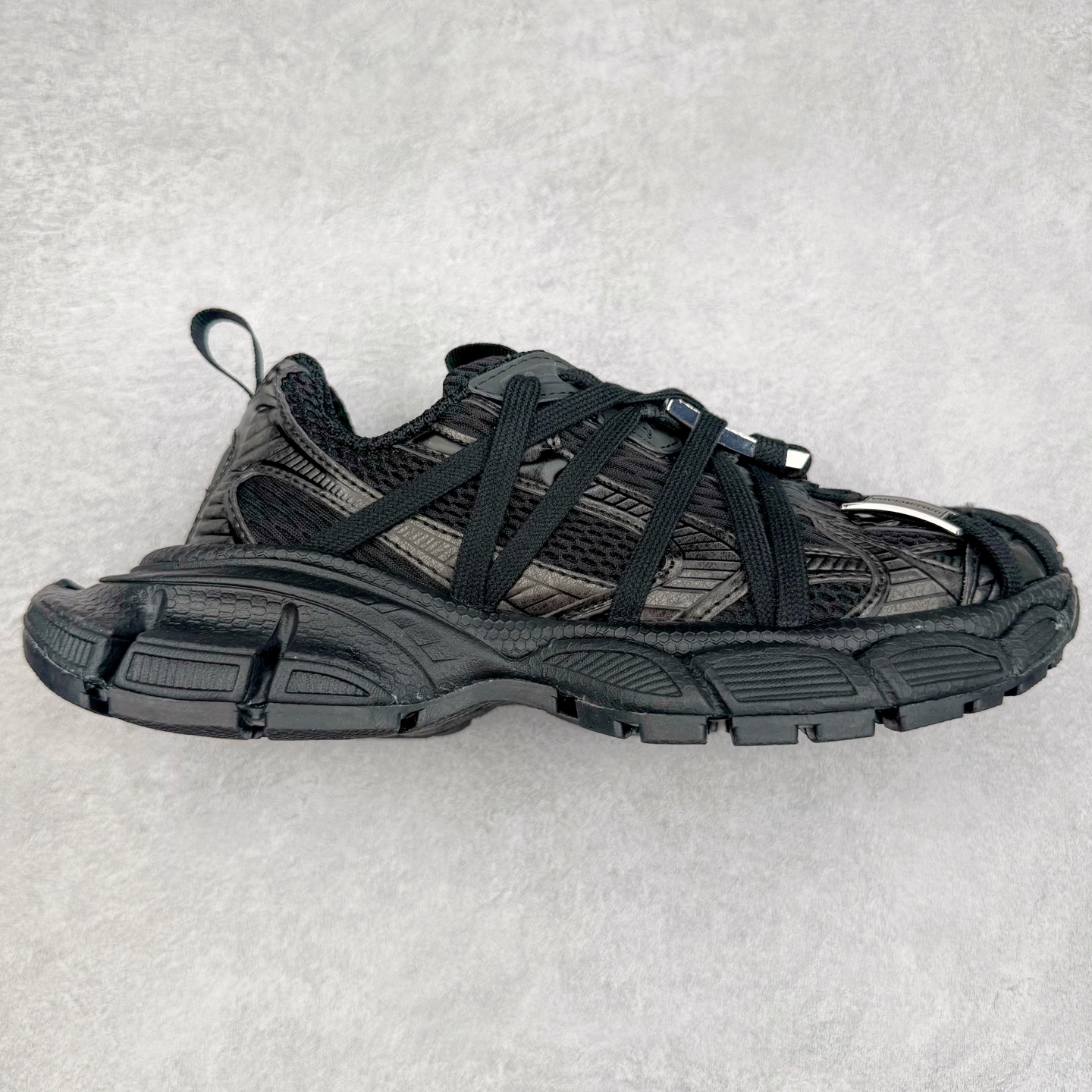 ＃VG零售版 BALENCIAGA 3XL Sneakers 巴黎世家十代网布系带低帮走秀复古老爹鞋 全套原纸板楦头开发 最原汁原味的灵魂版型 全鞋荧光划线卡点 胶水把控整洁度追求极致完美 每一双都是工艺品 多重QC质检 超越公司货的品控标准 实实在在的免检产品 原盒原配 正确字体电绣 粗细、位置、大小正确 侧边TPU 透气孔匹配意产原版 正确分离大底 TPU软底 原版一致大底LOGO 立体感十足 原厂皮料水洗做旧 采购原厂网纱 不含皮革 网布材料和聚氨酯 磨损效果 鞋头边缘和后帮 Balenciaga 徽标 鞋面和后跟凸印尺码 鞋舌 3XL 橡胶品牌标识和反光细节 鞋帮拉袢和鞋舌拉祥 配反光细节 备用鞋带在鞋履前侧 可在穿着前取下 便于不同造型搭配 正常尺码 尺码：35 36 37 38 39 40 41 42 43 44 45 46-选品中心