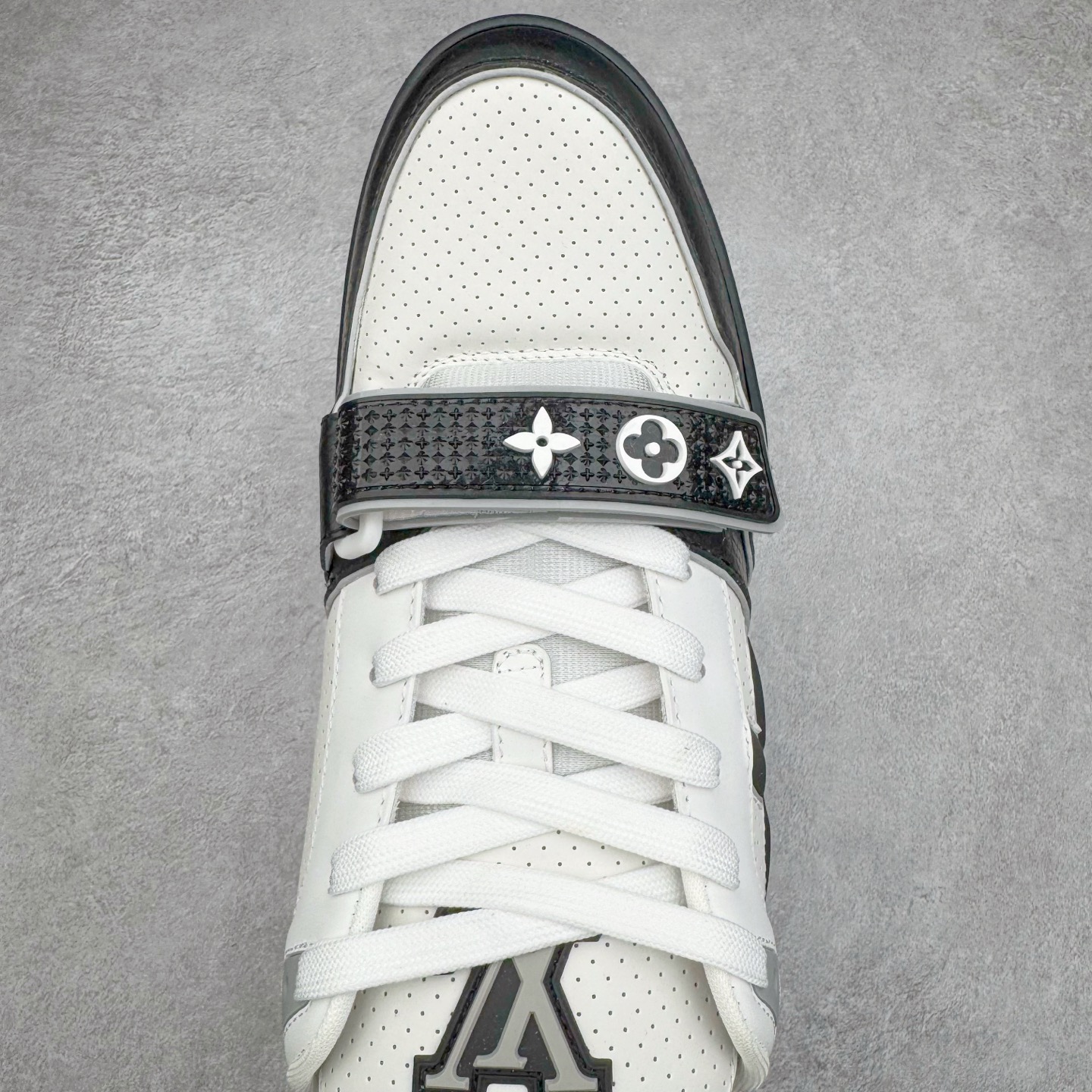 图片[4]-＃GD广顶 Louis Vuitton Trainer lv路易威登时装走秀运动时尚板鞋 外贸零售特供批次 2023全新纸板数据 印花高频效果碾压市面 市售天花板产物 耗时半年巨作 全套原厂新版原纸板楦头开发 原厂特供皮料加持 市场所有版本中综合最强的货品 GD实力大厂出品 全网最全配色更新最快 最成熟的做工稳定的品控 完美鞋型超高的清洁度 零毛边线头瑕疵 全套原楦原纸版原鞋开模 全网最具灵魂的版型 正确原装黄色鞋盒 正确中底印花 鞋面印花3D高频深度立体 全鞋电脑针车 紧密相连 针距密度一致 环保乳胶注塑鞋垫 厚度脚感还原原版 皮面裁剪部位 统一油边封口工艺 原装橡胶大底含胶量大底组合零偏差 专柜全套包装 防尘袋 说明书 质保卡 男女鞋 尺码：35 36 37 38 39 40 41 42 43 44 45-选品中心