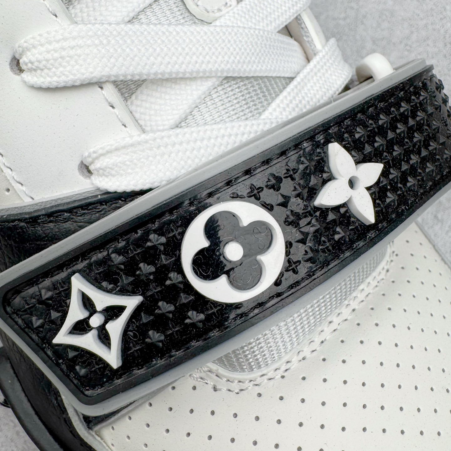 图片[14]-＃GD广顶 Louis Vuitton Trainer lv路易威登时装走秀运动时尚板鞋 外贸零售特供批次 2023全新纸板数据 印花高频效果碾压市面 市售天花板产物 耗时半年巨作 全套原厂新版原纸板楦头开发 原厂特供皮料加持 市场所有版本中综合最强的货品 GD实力大厂出品 全网最全配色更新最快 最成熟的做工稳定的品控 完美鞋型超高的清洁度 零毛边线头瑕疵 全套原楦原纸版原鞋开模 全网最具灵魂的版型 正确原装黄色鞋盒 正确中底印花 鞋面印花3D高频深度立体 全鞋电脑针车 紧密相连 针距密度一致 环保乳胶注塑鞋垫 厚度脚感还原原版 皮面裁剪部位 统一油边封口工艺 原装橡胶大底含胶量大底组合零偏差 专柜全套包装 防尘袋 说明书 质保卡 男女鞋 尺码：35 36 37 38 39 40 41 42 43 44 45-选品中心