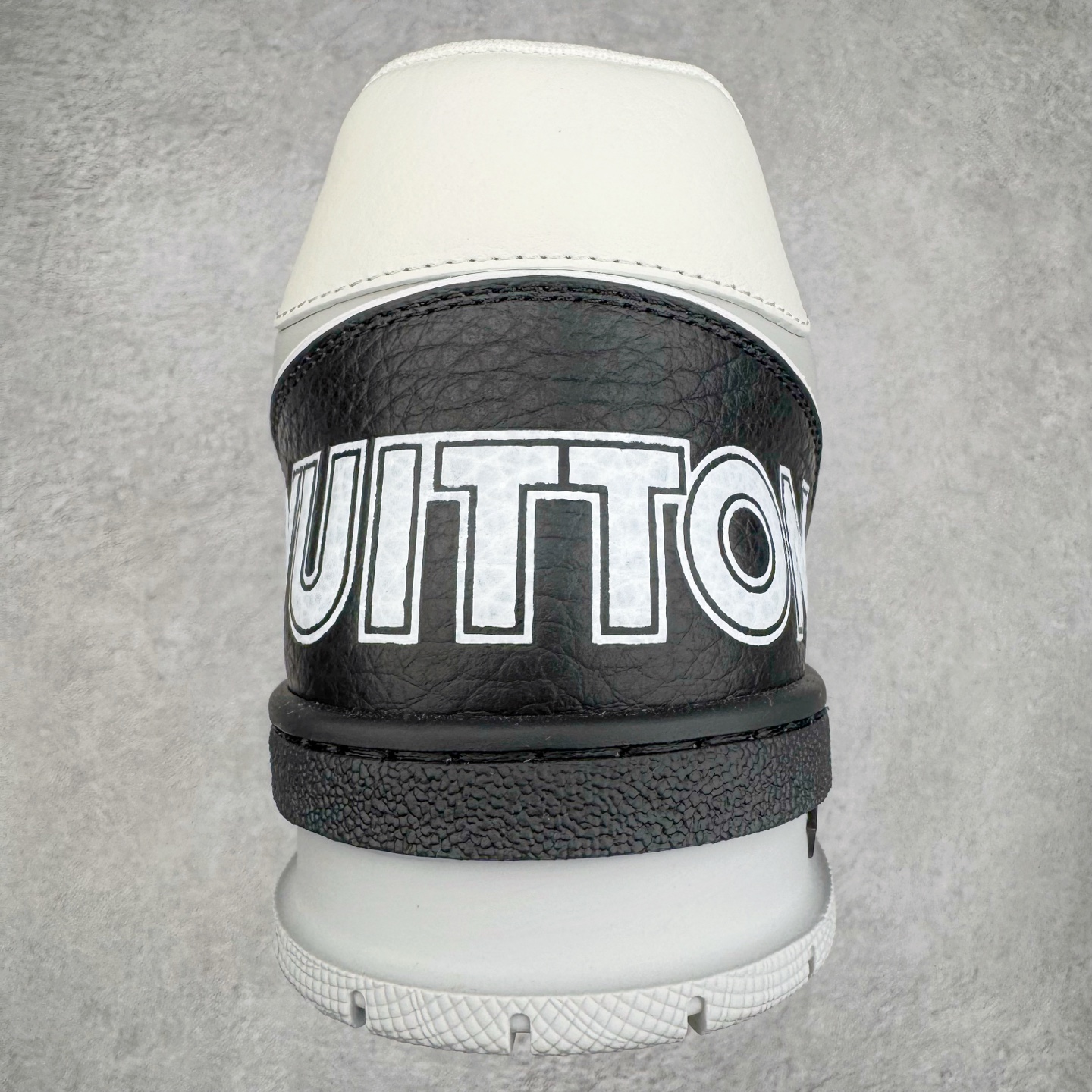 图片[8]-＃GD广顶 Louis Vuitton Trainer lv路易威登时装走秀运动时尚板鞋 外贸零售特供批次 2023全新纸板数据 印花高频效果碾压市面 市售天花板产物 耗时半年巨作 全套原厂新版原纸板楦头开发 原厂特供皮料加持 市场所有版本中综合最强的货品 GD实力大厂出品 全网最全配色更新最快 最成熟的做工稳定的品控 完美鞋型超高的清洁度 零毛边线头瑕疵 全套原楦原纸版原鞋开模 全网最具灵魂的版型 正确原装黄色鞋盒 正确中底印花 鞋面印花3D高频深度立体 全鞋电脑针车 紧密相连 针距密度一致 环保乳胶注塑鞋垫 厚度脚感还原原版 皮面裁剪部位 统一油边封口工艺 原装橡胶大底含胶量大底组合零偏差 专柜全套包装 防尘袋 说明书 质保卡 男女鞋 尺码：35 36 37 38 39 40 41 42 43 44 45-选品中心