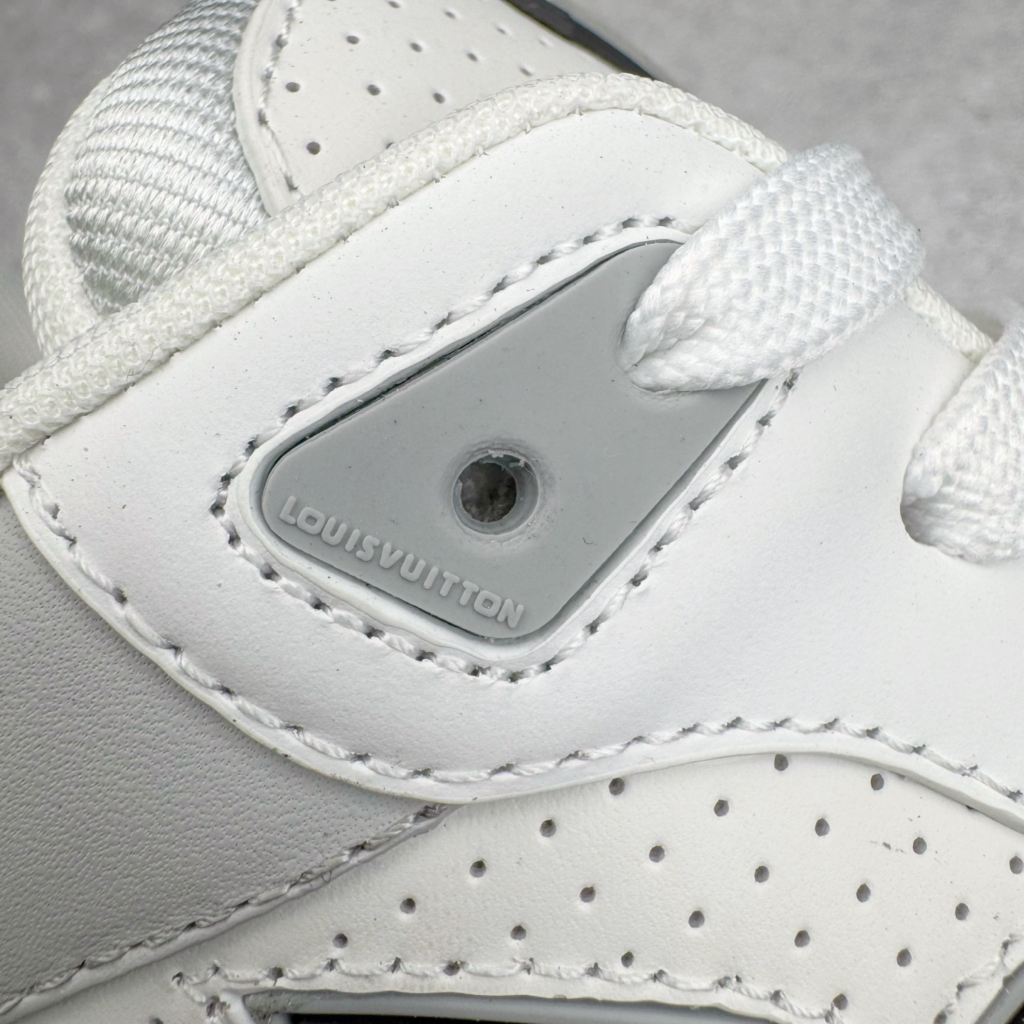 图片[17]-＃GD广顶 Louis Vuitton Trainer lv路易威登时装走秀运动时尚板鞋 外贸零售特供批次 2023全新纸板数据 印花高频效果碾压市面 市售天花板产物 耗时半年巨作 全套原厂新版原纸板楦头开发 原厂特供皮料加持 市场所有版本中综合最强的货品 GD实力大厂出品 全网最全配色更新最快 最成熟的做工稳定的品控 完美鞋型超高的清洁度 零毛边线头瑕疵 全套原楦原纸版原鞋开模 全网最具灵魂的版型 正确原装黄色鞋盒 正确中底印花 鞋面印花3D高频深度立体 全鞋电脑针车 紧密相连 针距密度一致 环保乳胶注塑鞋垫 厚度脚感还原原版 皮面裁剪部位 统一油边封口工艺 原装橡胶大底含胶量大底组合零偏差 专柜全套包装 防尘袋 说明书 质保卡 男女鞋 尺码：35 36 37 38 39 40 41 42 43 44 45-选品中心