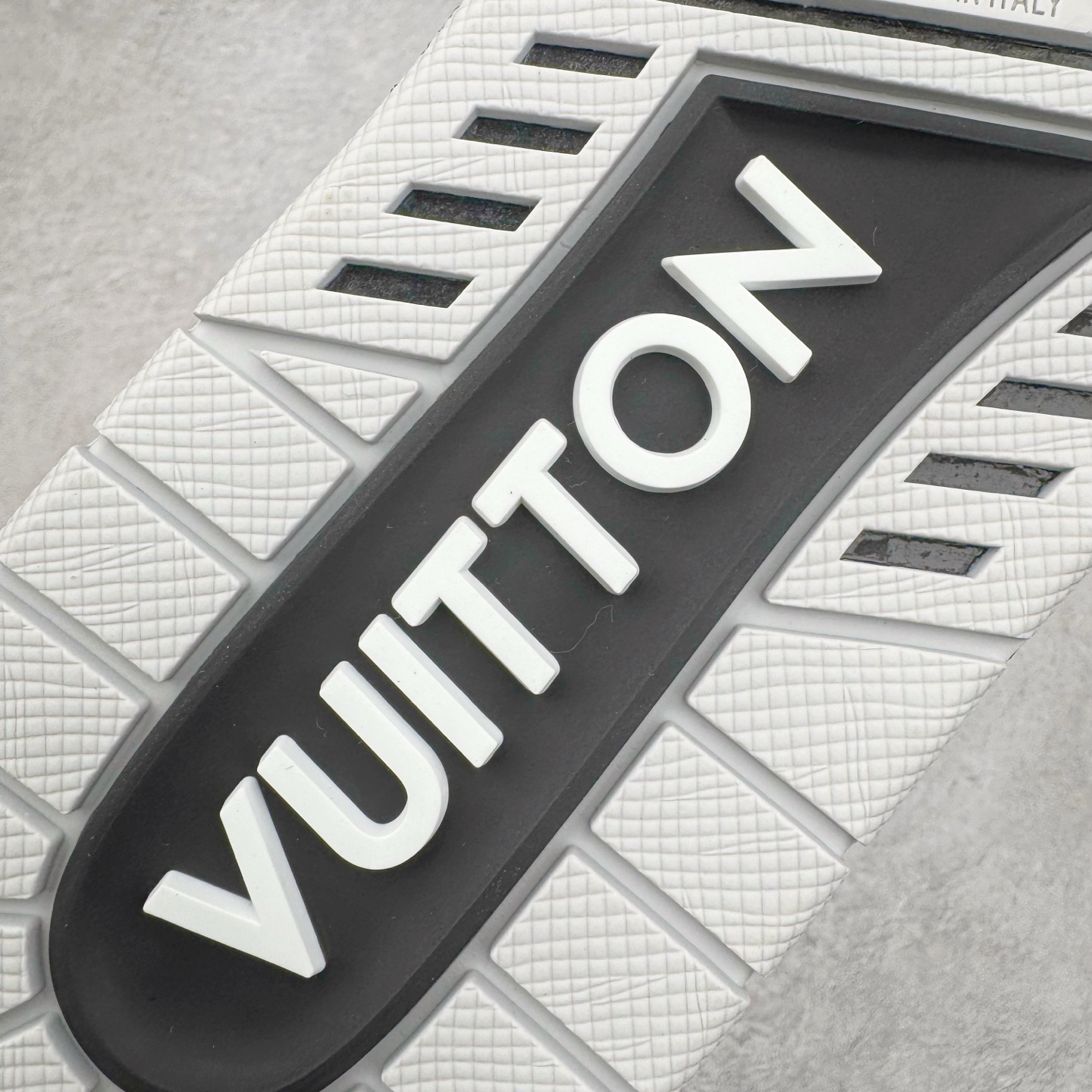 图片[19]-＃GD广顶 Louis Vuitton Trainer lv路易威登时装走秀运动时尚板鞋 外贸零售特供批次 2023全新纸板数据 印花高频效果碾压市面 市售天花板产物 耗时半年巨作 全套原厂新版原纸板楦头开发 原厂特供皮料加持 市场所有版本中综合最强的货品 GD实力大厂出品 全网最全配色更新最快 最成熟的做工稳定的品控 完美鞋型超高的清洁度 零毛边线头瑕疵 全套原楦原纸版原鞋开模 全网最具灵魂的版型 正确原装黄色鞋盒 正确中底印花 鞋面印花3D高频深度立体 全鞋电脑针车 紧密相连 针距密度一致 环保乳胶注塑鞋垫 厚度脚感还原原版 皮面裁剪部位 统一油边封口工艺 原装橡胶大底含胶量大底组合零偏差 专柜全套包装 防尘袋 说明书 质保卡 男女鞋 尺码：35 36 37 38 39 40 41 42 43 44 45-选品中心