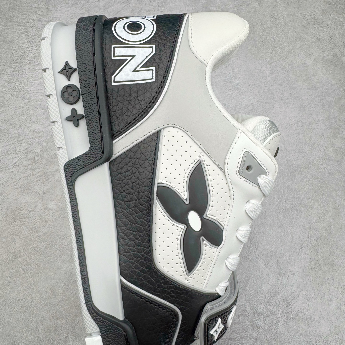 图片[6]-＃GD广顶 Louis Vuitton Trainer lv路易威登时装走秀运动时尚板鞋 外贸零售特供批次 2023全新纸板数据 印花高频效果碾压市面 市售天花板产物 耗时半年巨作 全套原厂新版原纸板楦头开发 原厂特供皮料加持 市场所有版本中综合最强的货品 GD实力大厂出品 全网最全配色更新最快 最成熟的做工稳定的品控 完美鞋型超高的清洁度 零毛边线头瑕疵 全套原楦原纸版原鞋开模 全网最具灵魂的版型 正确原装黄色鞋盒 正确中底印花 鞋面印花3D高频深度立体 全鞋电脑针车 紧密相连 针距密度一致 环保乳胶注塑鞋垫 厚度脚感还原原版 皮面裁剪部位 统一油边封口工艺 原装橡胶大底含胶量大底组合零偏差 专柜全套包装 防尘袋 说明书 质保卡 男女鞋 尺码：35 36 37 38 39 40 41 42 43 44 45-选品中心