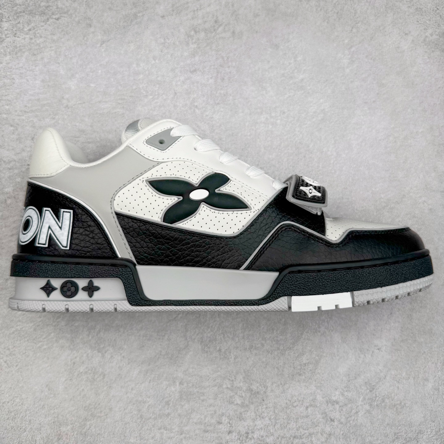 ＃GD广顶 Louis Vuitton Trainer lv路易威登时装走秀运动时尚板鞋 外贸零售特供批次 2023全新纸板数据 印花高频效果碾压市面 市售天花板产物 耗时半年巨作 全套原厂新版原纸板楦头开发 原厂特供皮料加持 市场所有版本中综合最强的货品 GD实力大厂出品 全网最全配色更新最快 最成熟的做工稳定的品控 完美鞋型超高的清洁度 零毛边线头瑕疵 全套原楦原纸版原鞋开模 全网最具灵魂的版型 正确原装黄色鞋盒 正确中底印花 鞋面印花3D高频深度立体 全鞋电脑针车 紧密相连 针距密度一致 环保乳胶注塑鞋垫 厚度脚感还原原版 皮面裁剪部位 统一油边封口工艺 原装橡胶大底含胶量大底组合零偏差 专柜全套包装 防尘袋 说明书 质保卡 男女鞋 尺码：35 36 37 38 39 40 41 42 43 44 45-选品中心