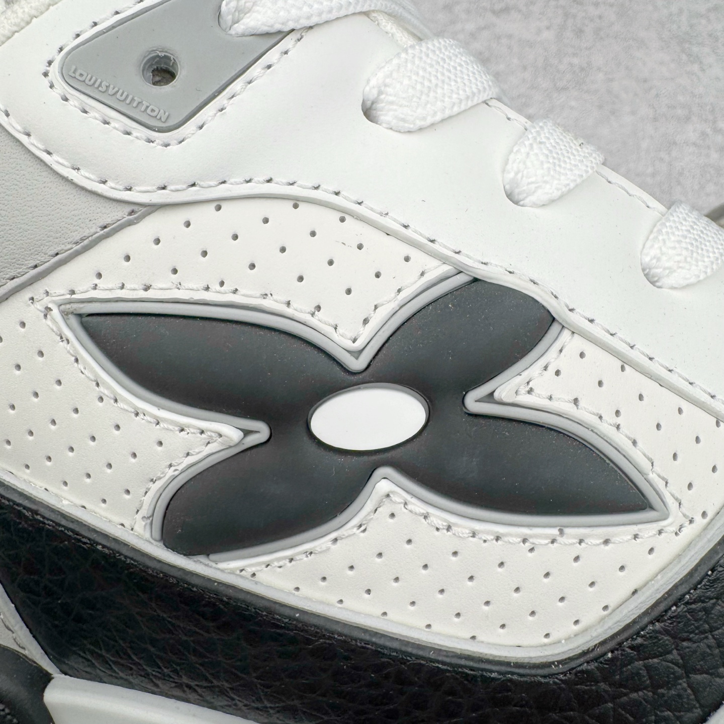 图片[13]-＃GD广顶 Louis Vuitton Trainer lv路易威登时装走秀运动时尚板鞋 外贸零售特供批次 2023全新纸板数据 印花高频效果碾压市面 市售天花板产物 耗时半年巨作 全套原厂新版原纸板楦头开发 原厂特供皮料加持 市场所有版本中综合最强的货品 GD实力大厂出品 全网最全配色更新最快 最成熟的做工稳定的品控 完美鞋型超高的清洁度 零毛边线头瑕疵 全套原楦原纸版原鞋开模 全网最具灵魂的版型 正确原装黄色鞋盒 正确中底印花 鞋面印花3D高频深度立体 全鞋电脑针车 紧密相连 针距密度一致 环保乳胶注塑鞋垫 厚度脚感还原原版 皮面裁剪部位 统一油边封口工艺 原装橡胶大底含胶量大底组合零偏差 专柜全套包装 防尘袋 说明书 质保卡 男女鞋 尺码：35 36 37 38 39 40 41 42 43 44 45-选品中心