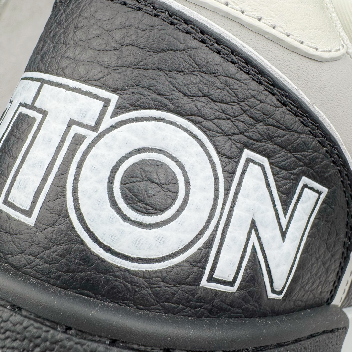 图片[16]-＃GD广顶 Louis Vuitton Trainer lv路易威登时装走秀运动时尚板鞋 外贸零售特供批次 2023全新纸板数据 印花高频效果碾压市面 市售天花板产物 耗时半年巨作 全套原厂新版原纸板楦头开发 原厂特供皮料加持 市场所有版本中综合最强的货品 GD实力大厂出品 全网最全配色更新最快 最成熟的做工稳定的品控 完美鞋型超高的清洁度 零毛边线头瑕疵 全套原楦原纸版原鞋开模 全网最具灵魂的版型 正确原装黄色鞋盒 正确中底印花 鞋面印花3D高频深度立体 全鞋电脑针车 紧密相连 针距密度一致 环保乳胶注塑鞋垫 厚度脚感还原原版 皮面裁剪部位 统一油边封口工艺 原装橡胶大底含胶量大底组合零偏差 专柜全套包装 防尘袋 说明书 质保卡 男女鞋 尺码：35 36 37 38 39 40 41 42 43 44 45-选品中心