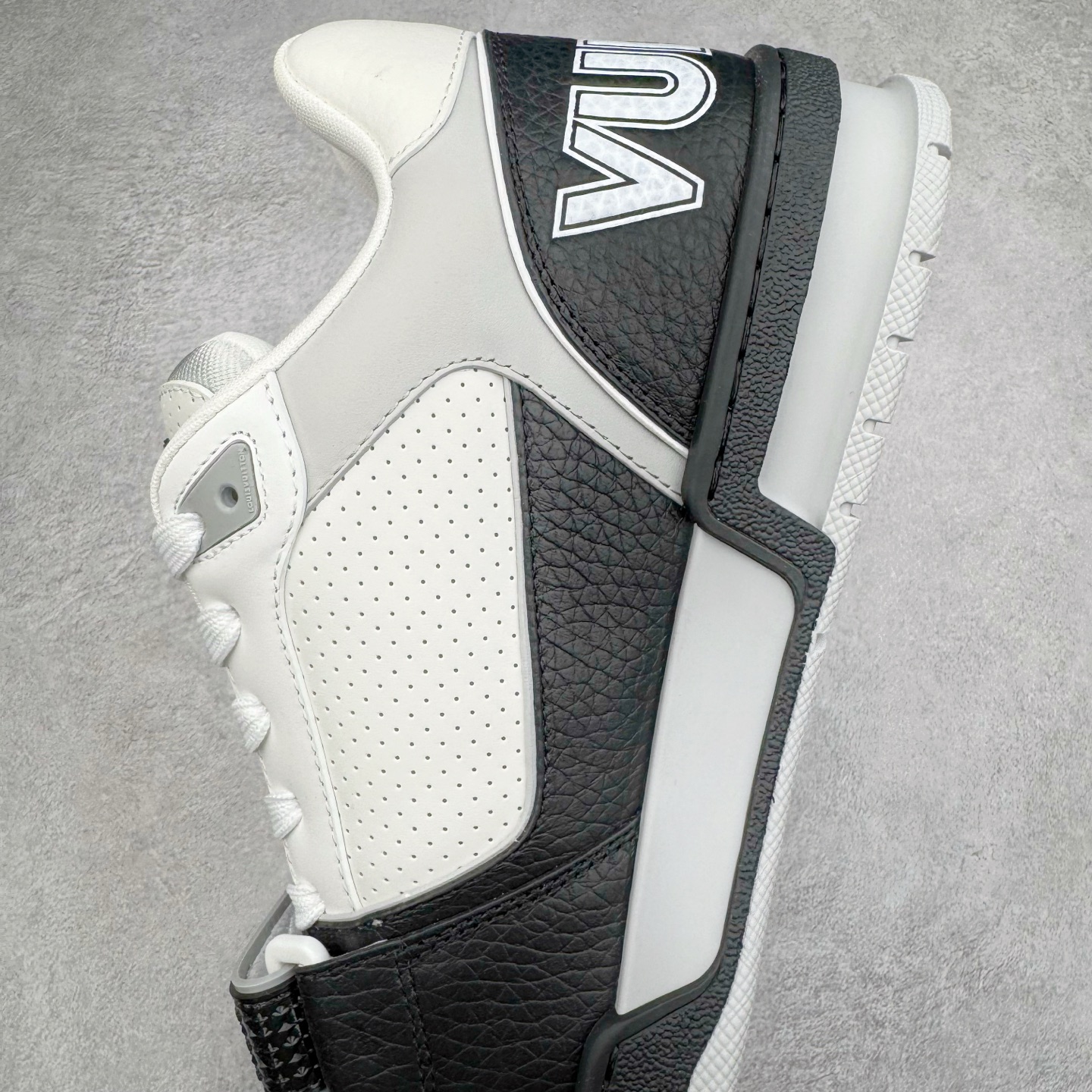 图片[7]-＃GD广顶 Louis Vuitton Trainer lv路易威登时装走秀运动时尚板鞋 外贸零售特供批次 2023全新纸板数据 印花高频效果碾压市面 市售天花板产物 耗时半年巨作 全套原厂新版原纸板楦头开发 原厂特供皮料加持 市场所有版本中综合最强的货品 GD实力大厂出品 全网最全配色更新最快 最成熟的做工稳定的品控 完美鞋型超高的清洁度 零毛边线头瑕疵 全套原楦原纸版原鞋开模 全网最具灵魂的版型 正确原装黄色鞋盒 正确中底印花 鞋面印花3D高频深度立体 全鞋电脑针车 紧密相连 针距密度一致 环保乳胶注塑鞋垫 厚度脚感还原原版 皮面裁剪部位 统一油边封口工艺 原装橡胶大底含胶量大底组合零偏差 专柜全套包装 防尘袋 说明书 质保卡 男女鞋 尺码：35 36 37 38 39 40 41 42 43 44 45-选品中心