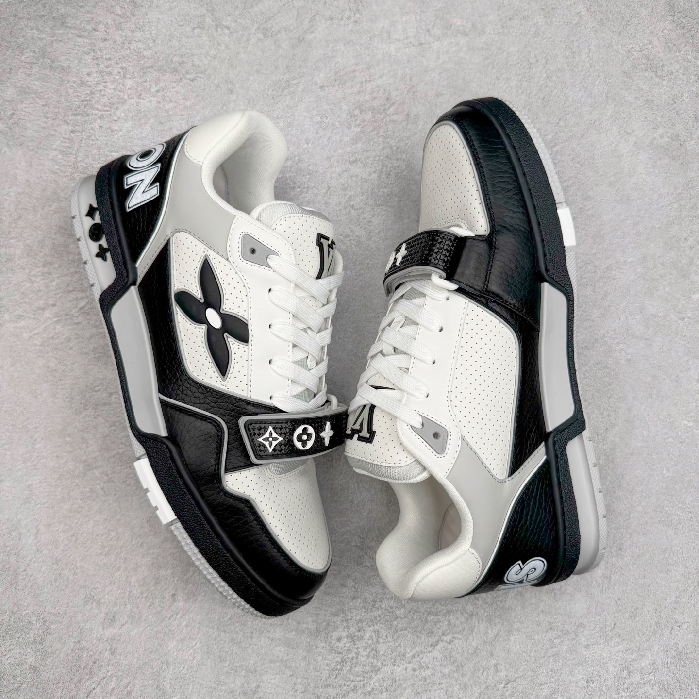 图片[3]-＃GD广顶 Louis Vuitton Trainer lv路易威登时装走秀运动时尚板鞋 外贸零售特供批次 2023全新纸板数据 印花高频效果碾压市面 市售天花板产物 耗时半年巨作 全套原厂新版原纸板楦头开发 原厂特供皮料加持 市场所有版本中综合最强的货品 GD实力大厂出品 全网最全配色更新最快 最成熟的做工稳定的品控 完美鞋型超高的清洁度 零毛边线头瑕疵 全套原楦原纸版原鞋开模 全网最具灵魂的版型 正确原装黄色鞋盒 正确中底印花 鞋面印花3D高频深度立体 全鞋电脑针车 紧密相连 针距密度一致 环保乳胶注塑鞋垫 厚度脚感还原原版 皮面裁剪部位 统一油边封口工艺 原装橡胶大底含胶量大底组合零偏差 专柜全套包装 防尘袋 说明书 质保卡 男女鞋 尺码：35 36 37 38 39 40 41 42 43 44 45-选品中心