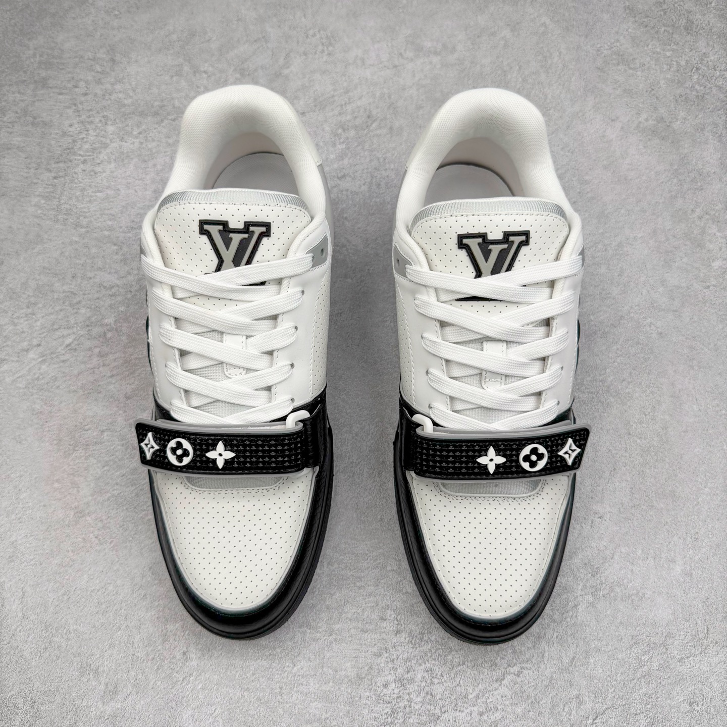 图片[2]-＃GD广顶 Louis Vuitton Trainer lv路易威登时装走秀运动时尚板鞋 外贸零售特供批次 2023全新纸板数据 印花高频效果碾压市面 市售天花板产物 耗时半年巨作 全套原厂新版原纸板楦头开发 原厂特供皮料加持 市场所有版本中综合最强的货品 GD实力大厂出品 全网最全配色更新最快 最成熟的做工稳定的品控 完美鞋型超高的清洁度 零毛边线头瑕疵 全套原楦原纸版原鞋开模 全网最具灵魂的版型 正确原装黄色鞋盒 正确中底印花 鞋面印花3D高频深度立体 全鞋电脑针车 紧密相连 针距密度一致 环保乳胶注塑鞋垫 厚度脚感还原原版 皮面裁剪部位 统一油边封口工艺 原装橡胶大底含胶量大底组合零偏差 专柜全套包装 防尘袋 说明书 质保卡 男女鞋 尺码：35 36 37 38 39 40 41 42 43 44 45-选品中心
