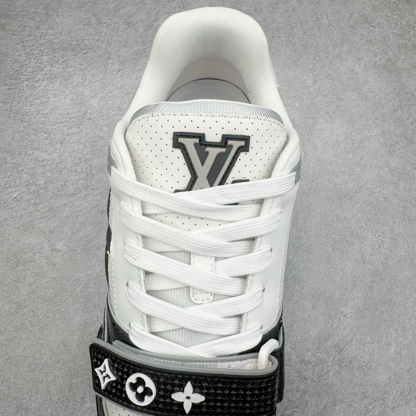 图片[5]-＃GD广顶 Louis Vuitton Trainer lv路易威登时装走秀运动时尚板鞋 外贸零售特供批次 2023全新纸板数据 印花高频效果碾压市面 市售天花板产物 耗时半年巨作 全套原厂新版原纸板楦头开发 原厂特供皮料加持 市场所有版本中综合最强的货品 GD实力大厂出品 全网最全配色更新最快 最成熟的做工稳定的品控 完美鞋型超高的清洁度 零毛边线头瑕疵 全套原楦原纸版原鞋开模 全网最具灵魂的版型 正确原装黄色鞋盒 正确中底印花 鞋面印花3D高频深度立体 全鞋电脑针车 紧密相连 针距密度一致 环保乳胶注塑鞋垫 厚度脚感还原原版 皮面裁剪部位 统一油边封口工艺 原装橡胶大底含胶量大底组合零偏差 专柜全套包装 防尘袋 说明书 质保卡 男女鞋 尺码：35 36 37 38 39 40 41 42 43 44 45-选品中心
