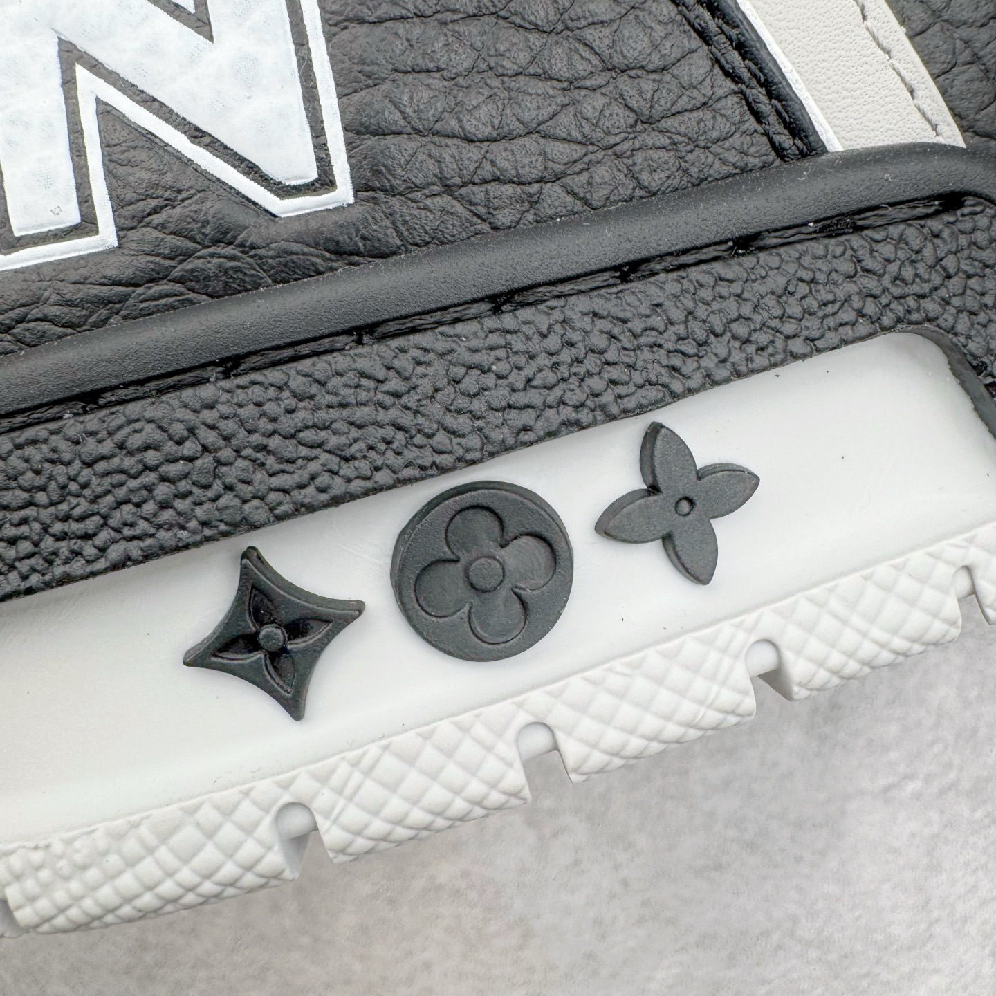 图片[18]-＃GD广顶 Louis Vuitton Trainer lv路易威登时装走秀运动时尚板鞋 外贸零售特供批次 2023全新纸板数据 印花高频效果碾压市面 市售天花板产物 耗时半年巨作 全套原厂新版原纸板楦头开发 原厂特供皮料加持 市场所有版本中综合最强的货品 GD实力大厂出品 全网最全配色更新最快 最成熟的做工稳定的品控 完美鞋型超高的清洁度 零毛边线头瑕疵 全套原楦原纸版原鞋开模 全网最具灵魂的版型 正确原装黄色鞋盒 正确中底印花 鞋面印花3D高频深度立体 全鞋电脑针车 紧密相连 针距密度一致 环保乳胶注塑鞋垫 厚度脚感还原原版 皮面裁剪部位 统一油边封口工艺 原装橡胶大底含胶量大底组合零偏差 专柜全套包装 防尘袋 说明书 质保卡 男女鞋 尺码：35 36 37 38 39 40 41 42 43 44 45-选品中心