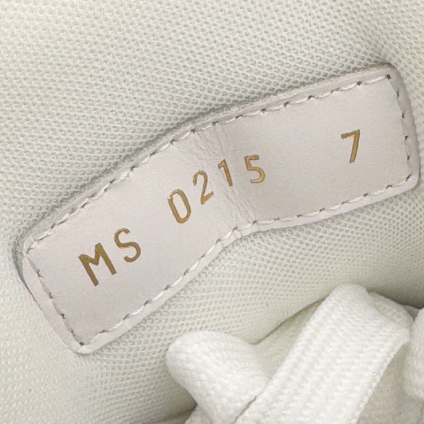 图片[11]-＃GD广顶 Louis Vuitton Trainer lv路易威登时装走秀运动时尚板鞋 外贸零售特供批次 2023全新纸板数据 印花高频效果碾压市面 市售天花板产物 耗时半年巨作 全套原厂新版原纸板楦头开发 原厂特供皮料加持 市场所有版本中综合最强的货品 GD实力大厂出品 全网最全配色更新最快 最成熟的做工稳定的品控 完美鞋型超高的清洁度 零毛边线头瑕疵 全套原楦原纸版原鞋开模 全网最具灵魂的版型 正确原装黄色鞋盒 正确中底印花 鞋面印花3D高频深度立体 全鞋电脑针车 紧密相连 针距密度一致 环保乳胶注塑鞋垫 厚度脚感还原原版 皮面裁剪部位 统一油边封口工艺 原装橡胶大底含胶量大底组合零偏差 专柜全套包装 防尘袋 说明书 质保卡 男女鞋 尺码：35 36 37 38 39 40 41 42 43 44 45-选品中心